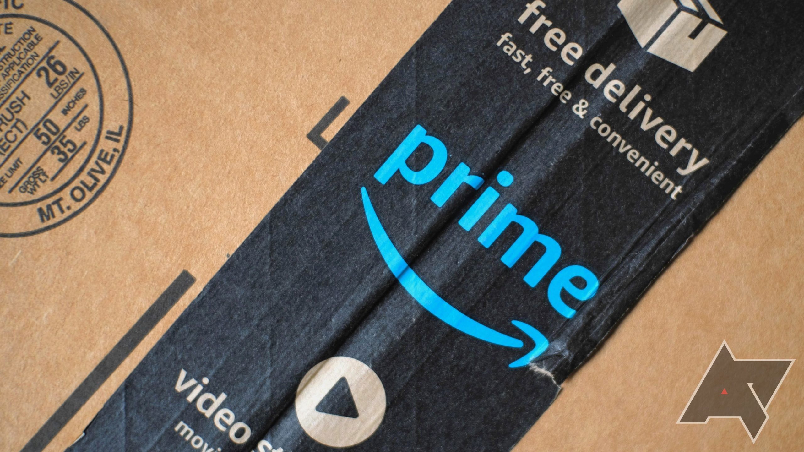 Um close do logotipo da Amazon Prime na fita de uma caixa de remessa