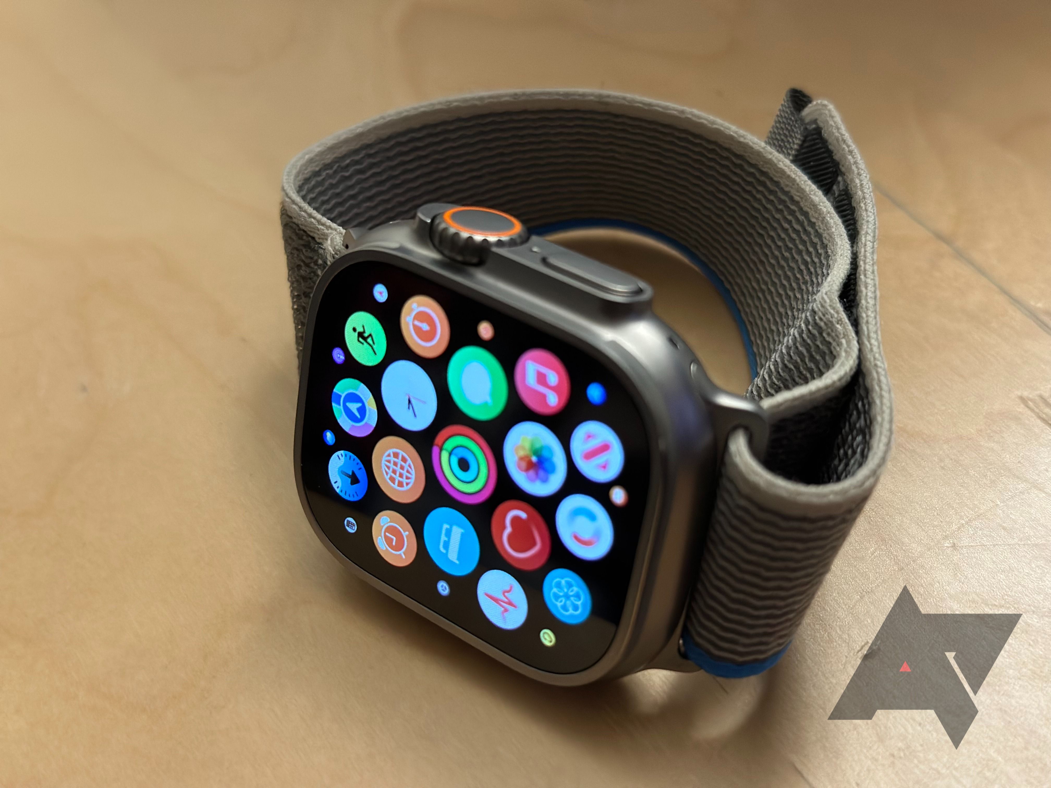 o Apple Watch Ultra de lado, com a tela mostrando uma grade de aplicativos.