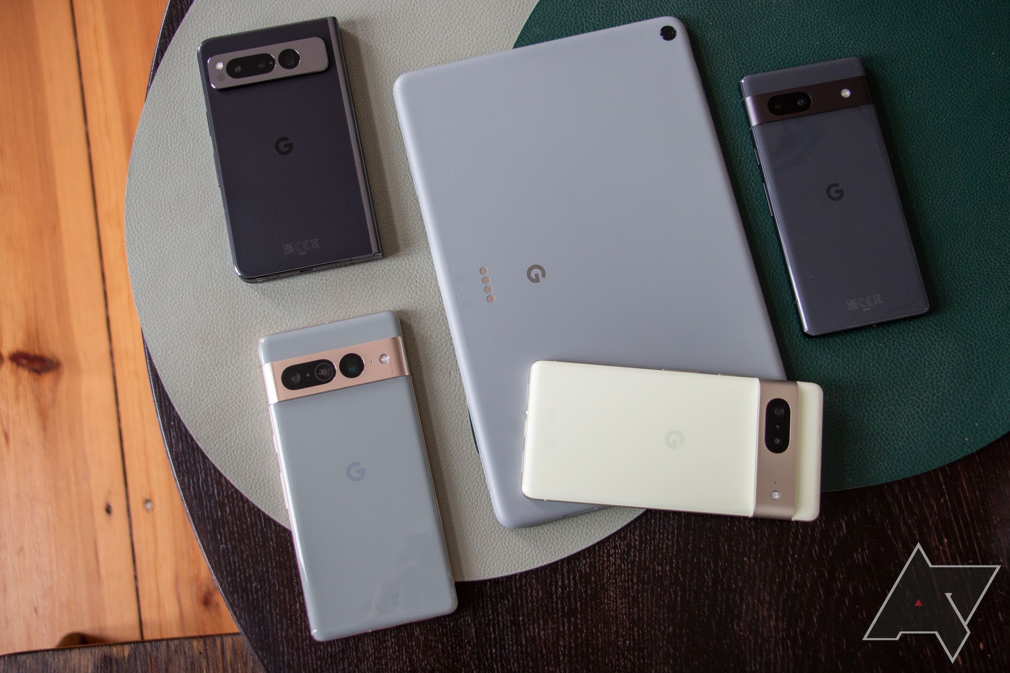 Exibindo o Google Pixel Tablet, o Google Pixel Fold e outros smartphones Google Pixel recentes em uma mesa