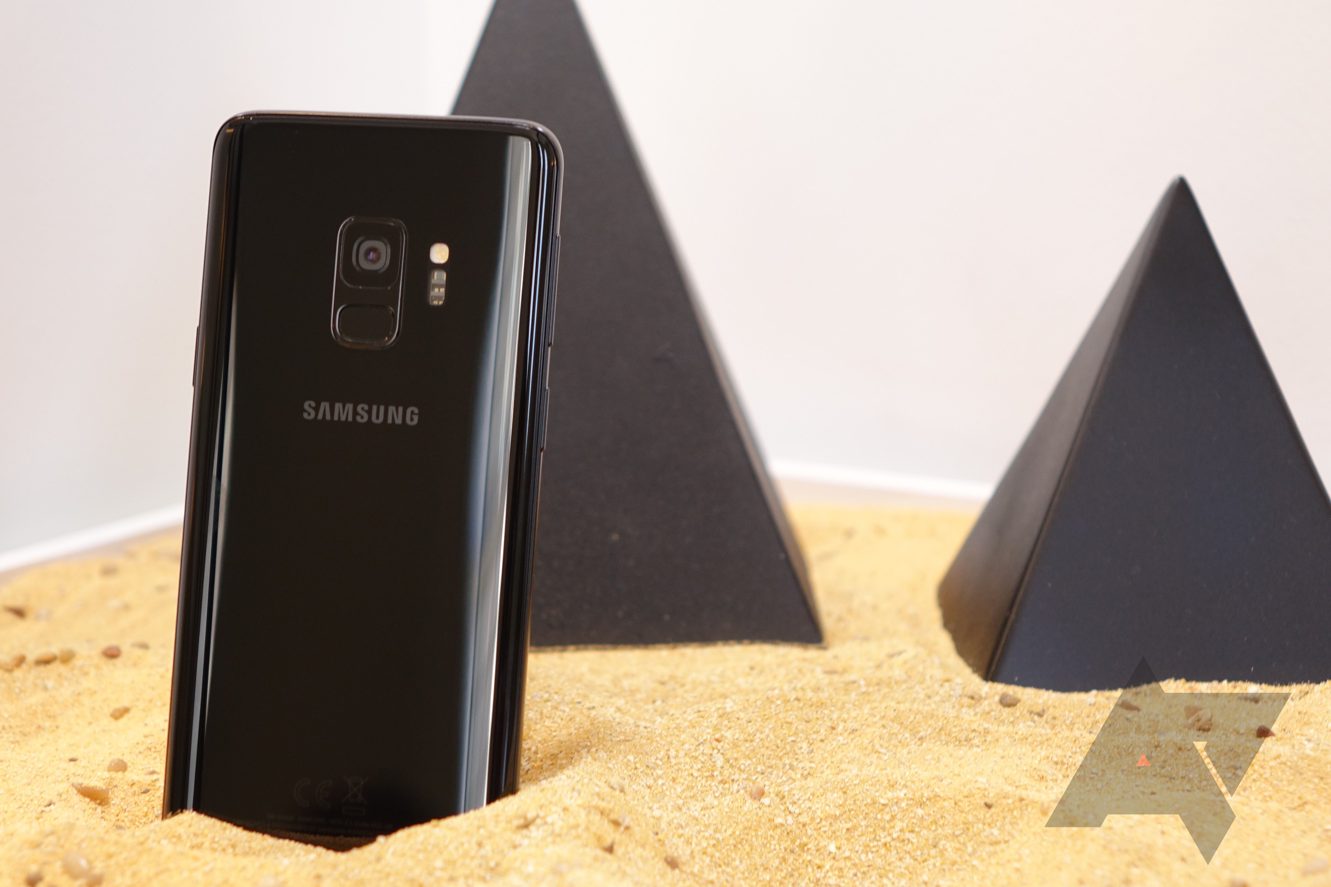 O Galaxy S8 em pé em uma pilha de areia em frente a duas pequenas pirâmides