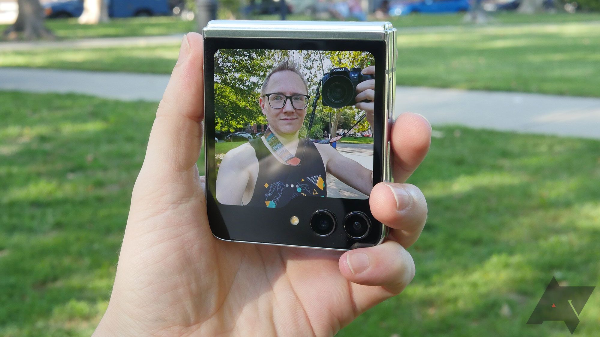 Usando a câmera selfie frontal em um Samsung Galaxy Z Flip 5 em um parque