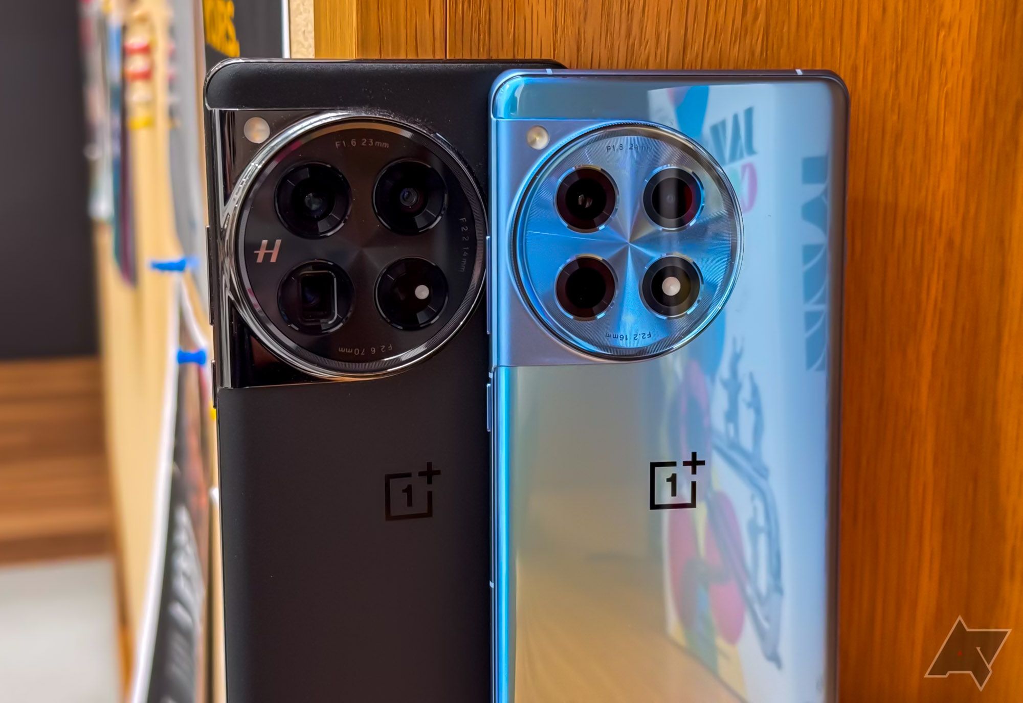 O OnePlus 12 em preto ao lado do OnePlus 12R em azul.