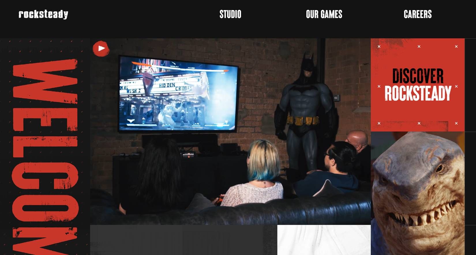 Uma captura de tela da página inicial do site dos estúdios Rocksteady com quatro pessoas assistindo a um jogo do Batman em uma TV e links de sites e texto ao redor da página