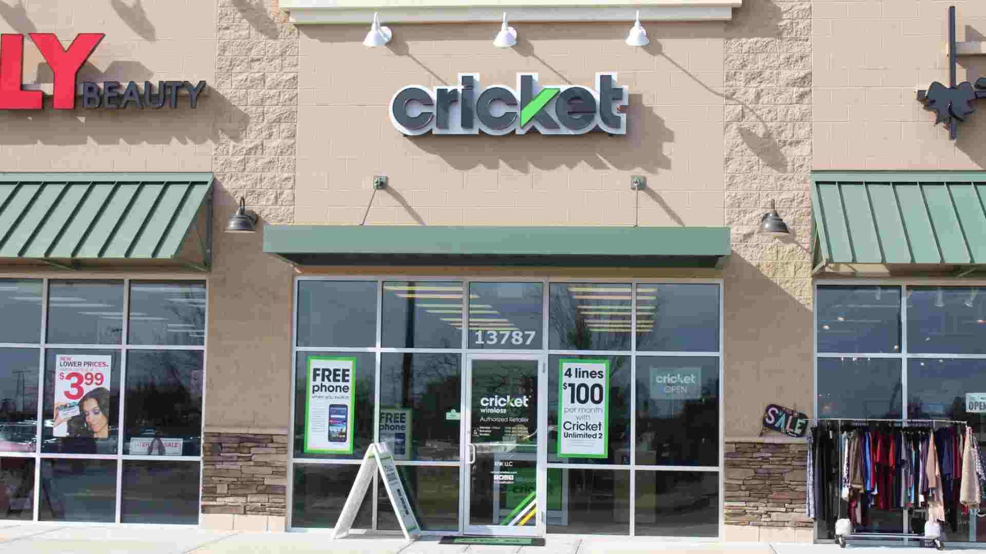 Uma foto de uma loja Cricket Wireless com frente de vidro e o logotipo da Cricket na parte superior