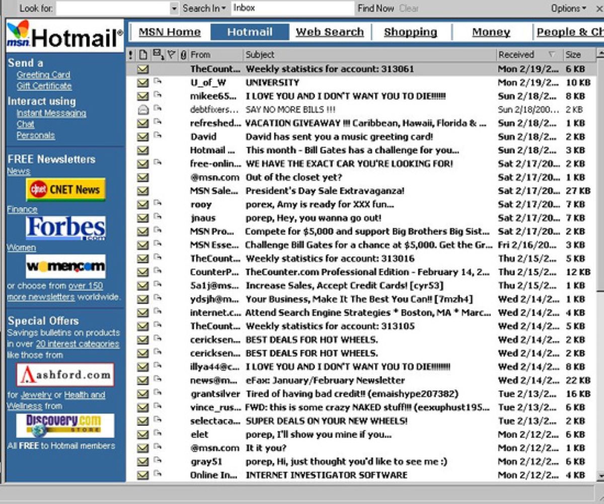 Uma captura de tela do Hotmail de 2001, mostrando muitos e-mails à direita e anúncios em um painel à esquerda.