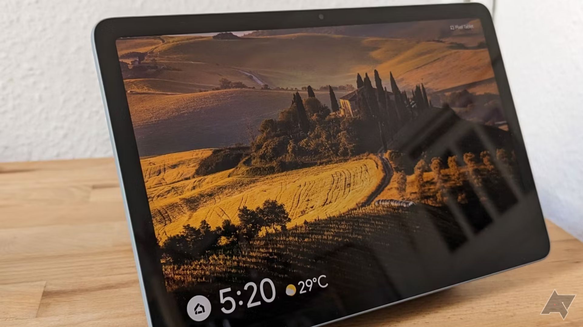 tablet de pixel na superfície de madeira clara