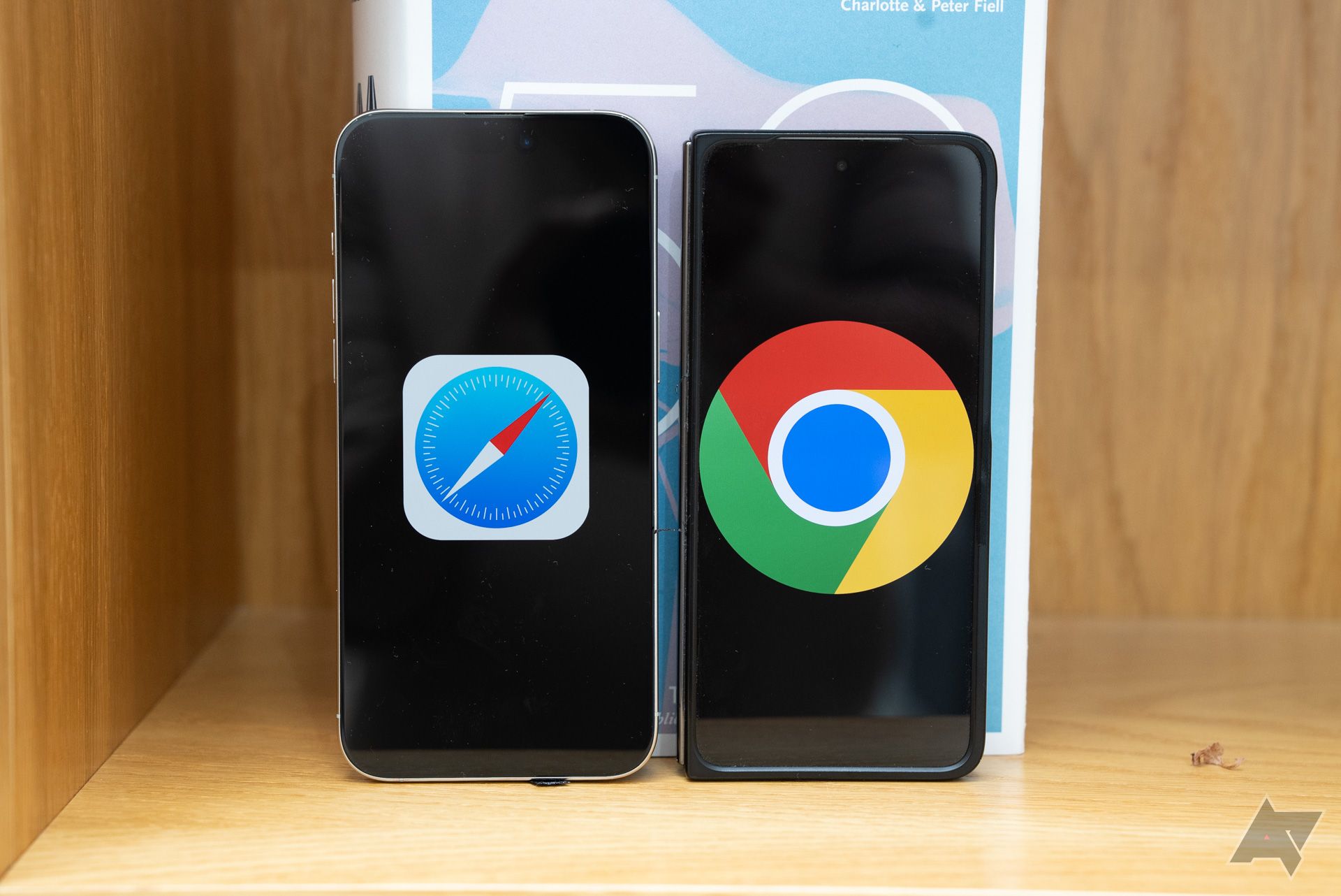 O iPhone e o OnePlus Open mostrando os logotipos do Safari e do Chrome.