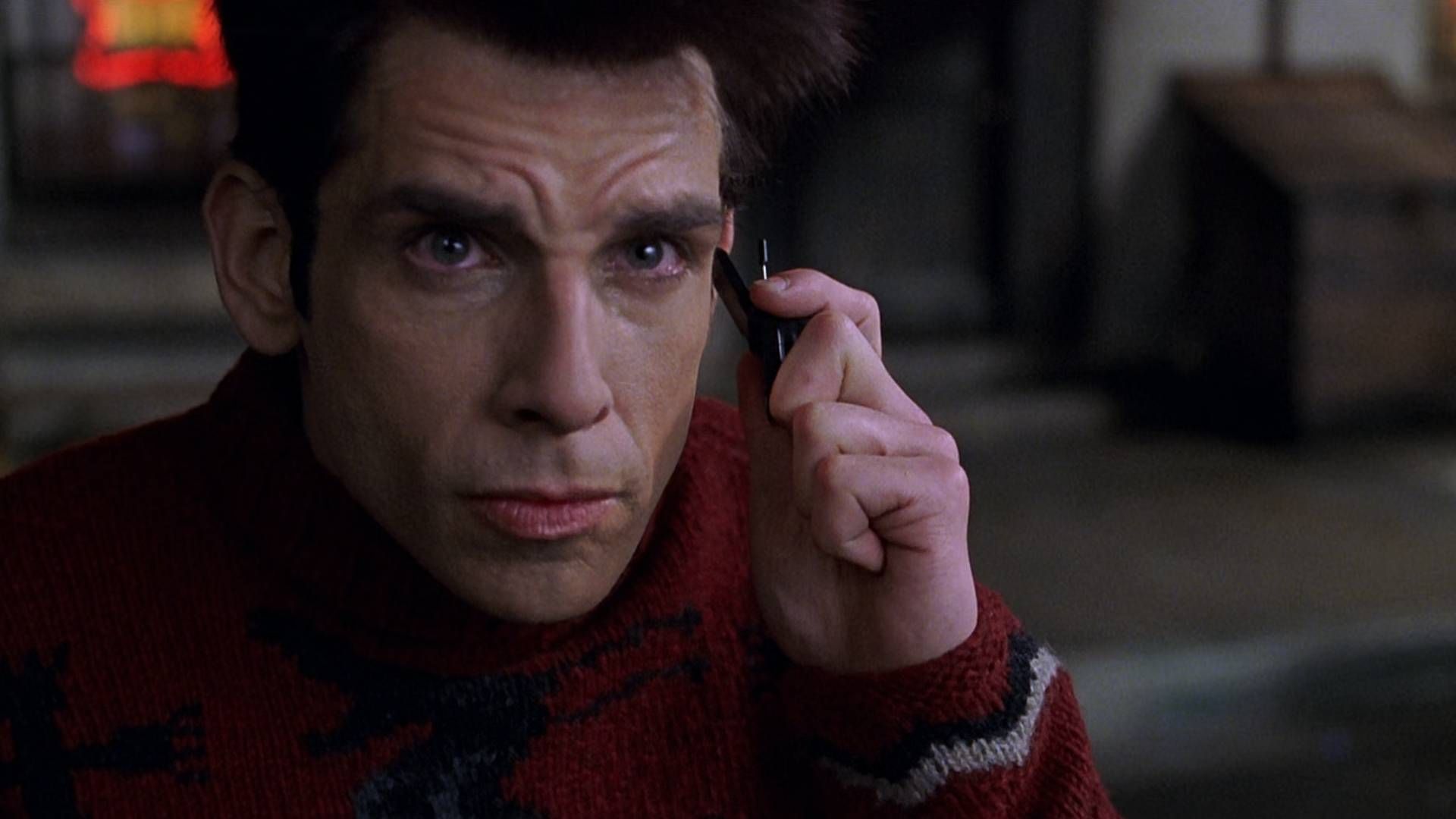 Um quadro do filme Zoolander mostrando Derek Zoolander segurando um telefone flip de 2 polegadas no ouvido