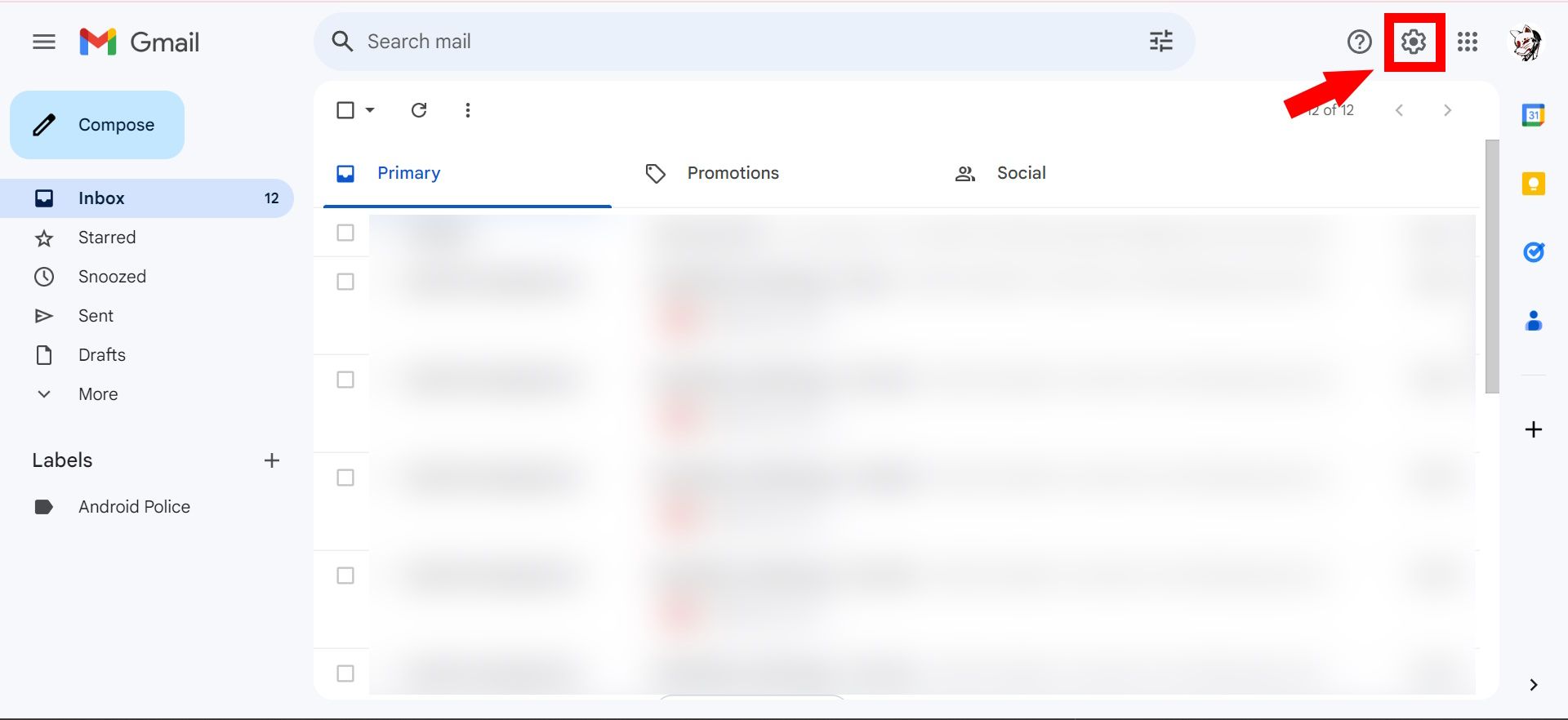 contorno quadrado vermelho e seta sólida vermelha apontando para o ícone de engrenagem (configurações) no Gmail