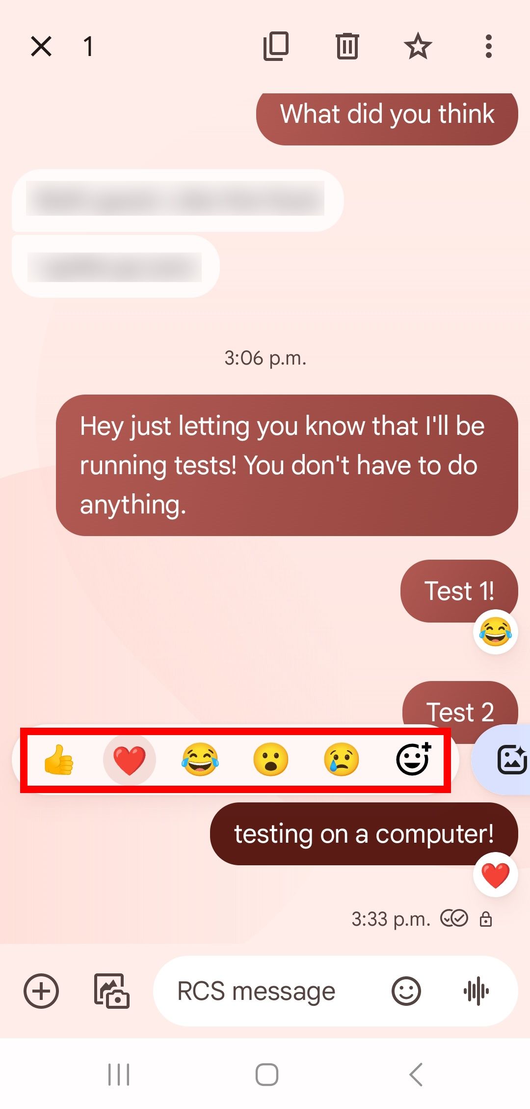 contorno de retângulo vermelho sobre o menu de emojis de reação no aplicativo de mensagens do Google