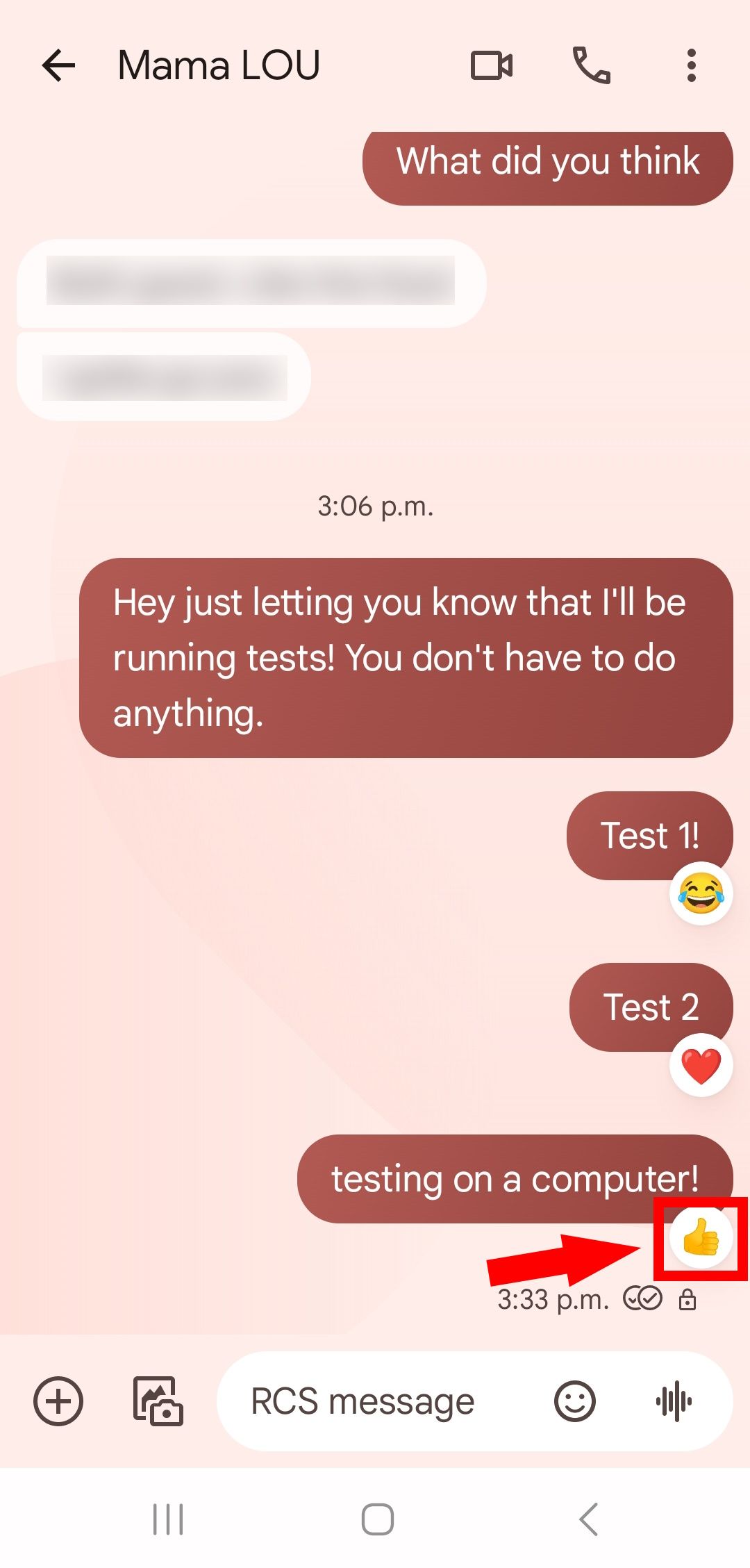seta sólida vermelha apontando para emoji de reação positiva em uma mensagem de texto no aplicativo de mensagens do Google