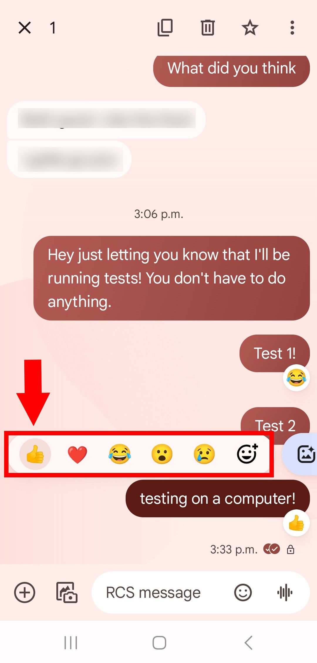 seta sólida vermelha apontando para baixo para emoji de polegar para cima destacado e lista de emoji de reação delineada no aplicativo de mensagens do Google