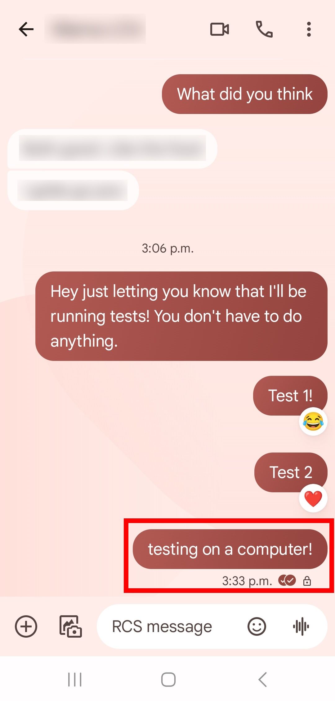 contorno de retângulo vermelho sobre mensagem de texto sem emoji de reação no aplicativo de mensagens do Google