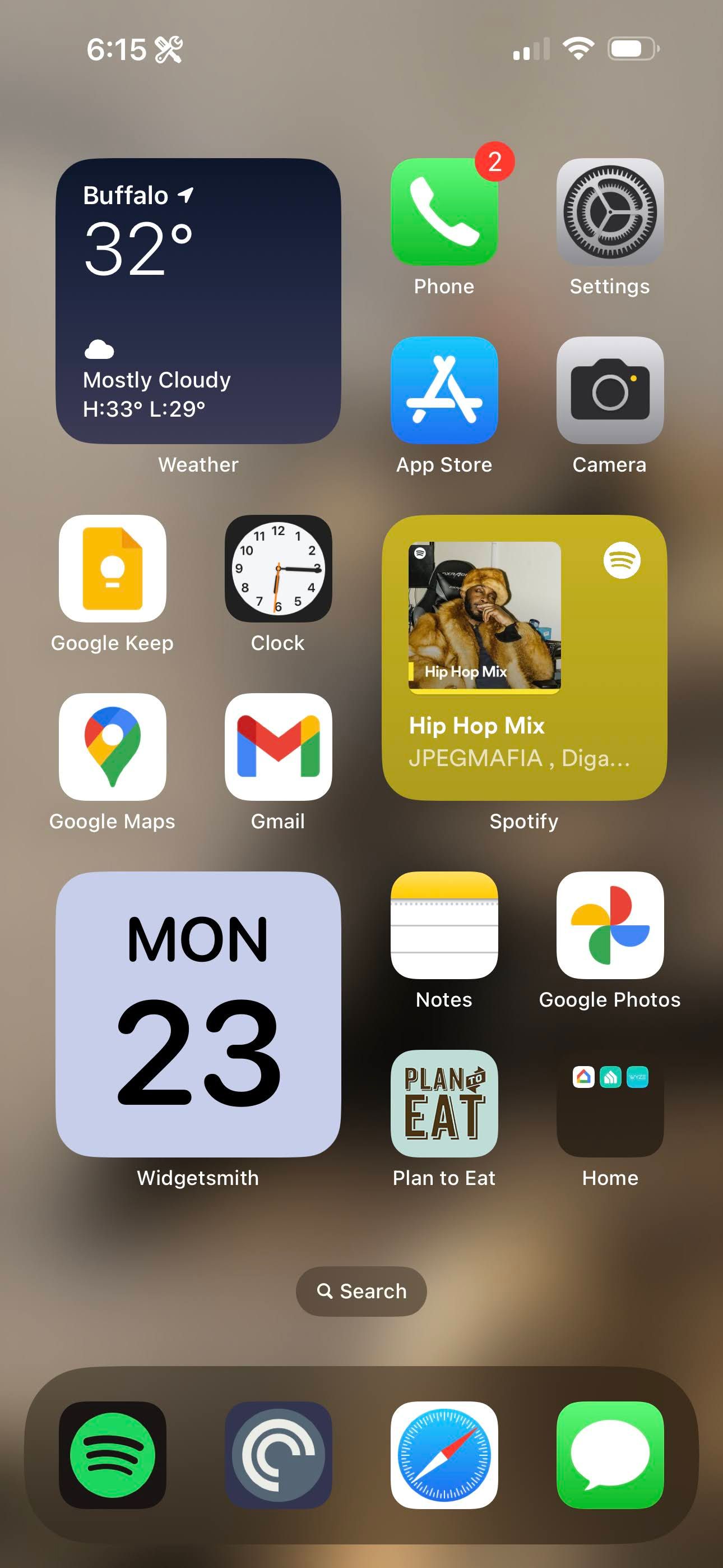 Uma captura de tela da tela inicial do iOS, com vários aplicativos e widgets ao longo da página.