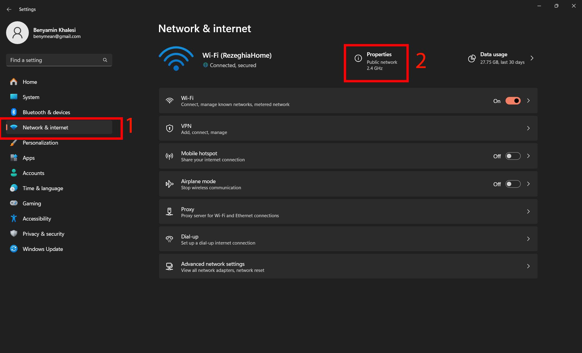   Uma captura de tela de um computador Windows mostrando as configurações de rede e Internet com propriedades de rede Wi-Fi 'RezeghiaHome' expandidas.