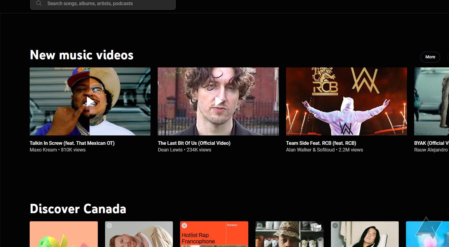 Uma captura de tela da página inicial do YouTube Music mostrando sugestões de vídeos musicais.