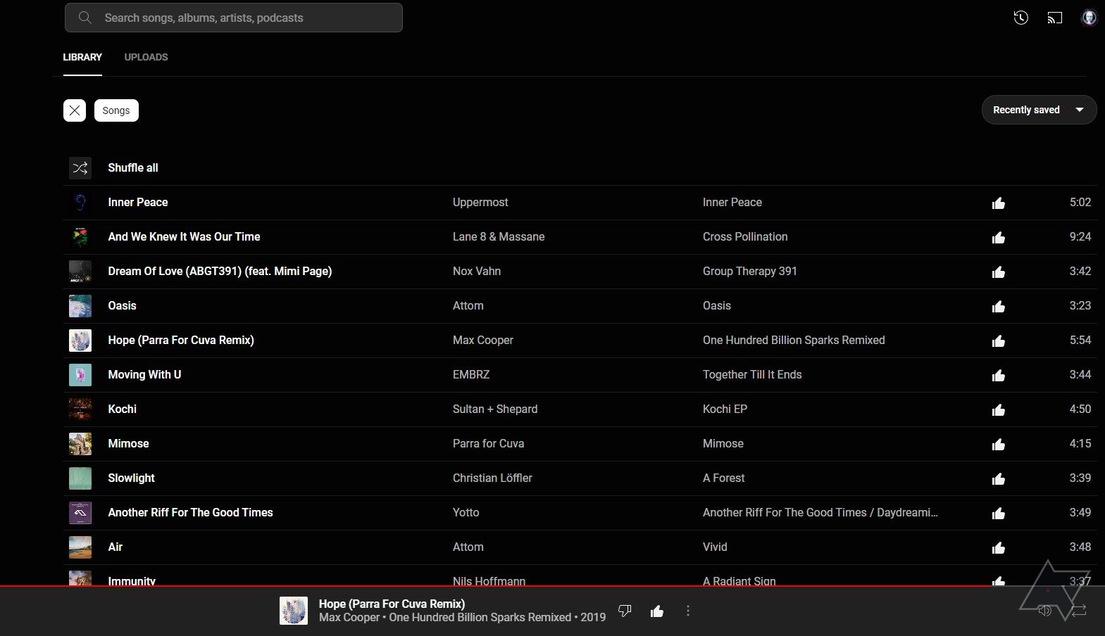 Captura de tela de uma biblioteca de música no YouTube Music sem coluna para contagem de reproduções.