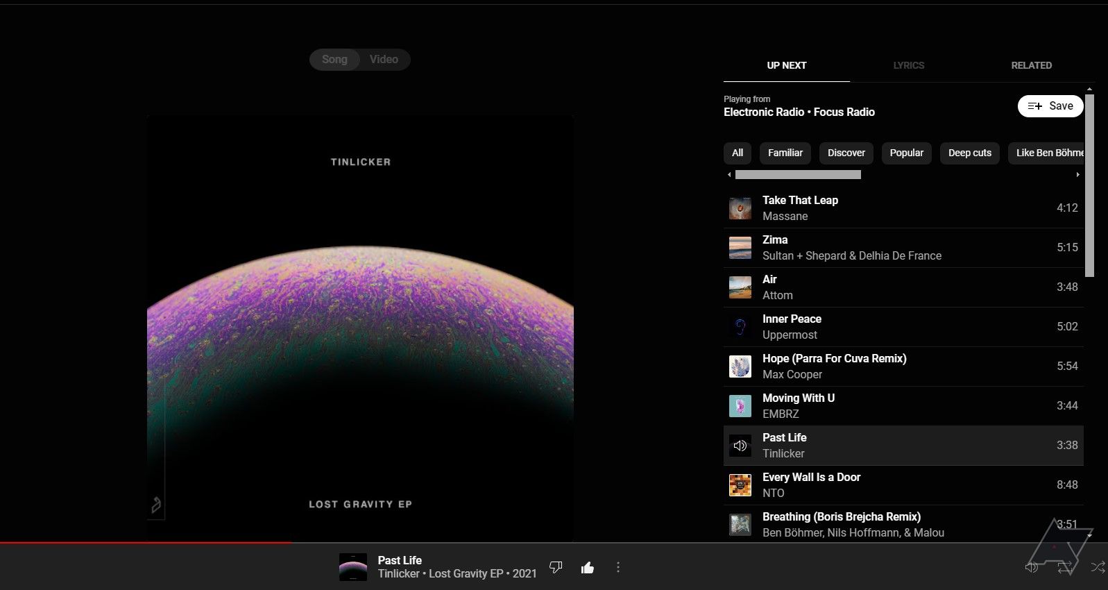 Uma captura de tela do web player do YouTube Music mostrando que tudo está no modo escuro.