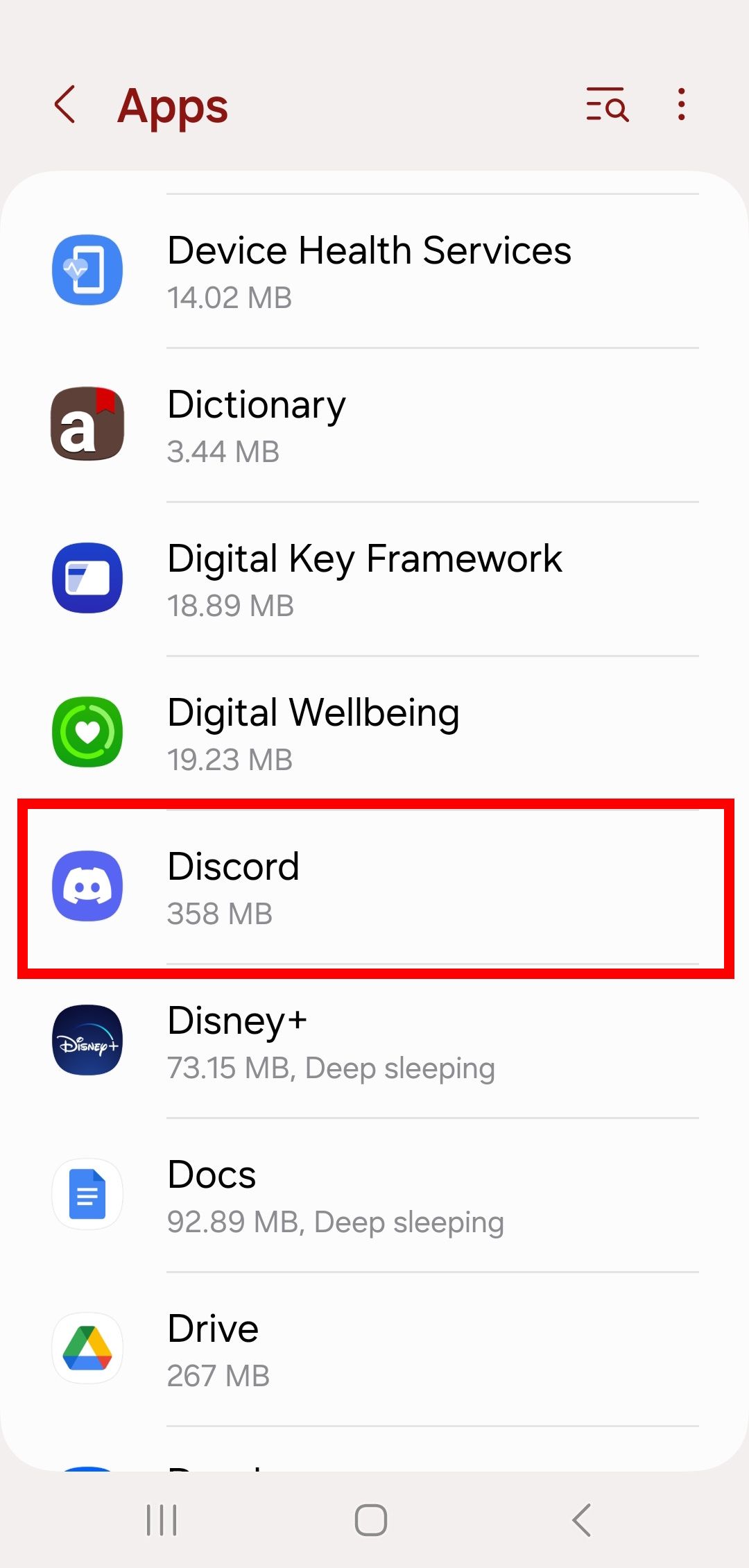 contorno de retângulo vermelho sobre a listagem de aplicativos discord nas configurações do Android