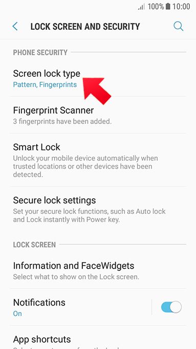 Uma captura de tela do "Tela de bloqueio e segurança" configurações em um smartphone.  Uma seta vermelha aponta para "Tipo de bloqueio de tela" opção, que indica "Padrão, impressões digitais" como os métodos escolhidos.