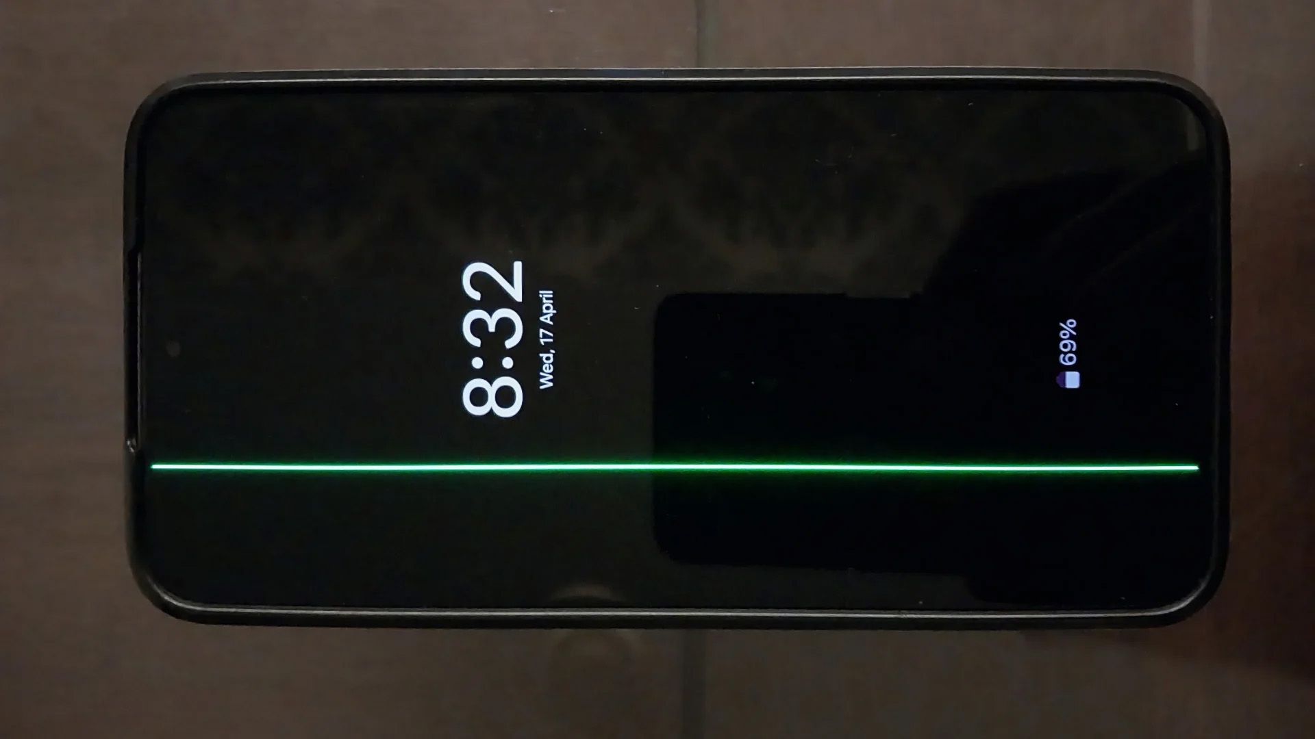 Foto de um Samsung Galaxy S22 Plus com uma linha verde aparecendo na tela