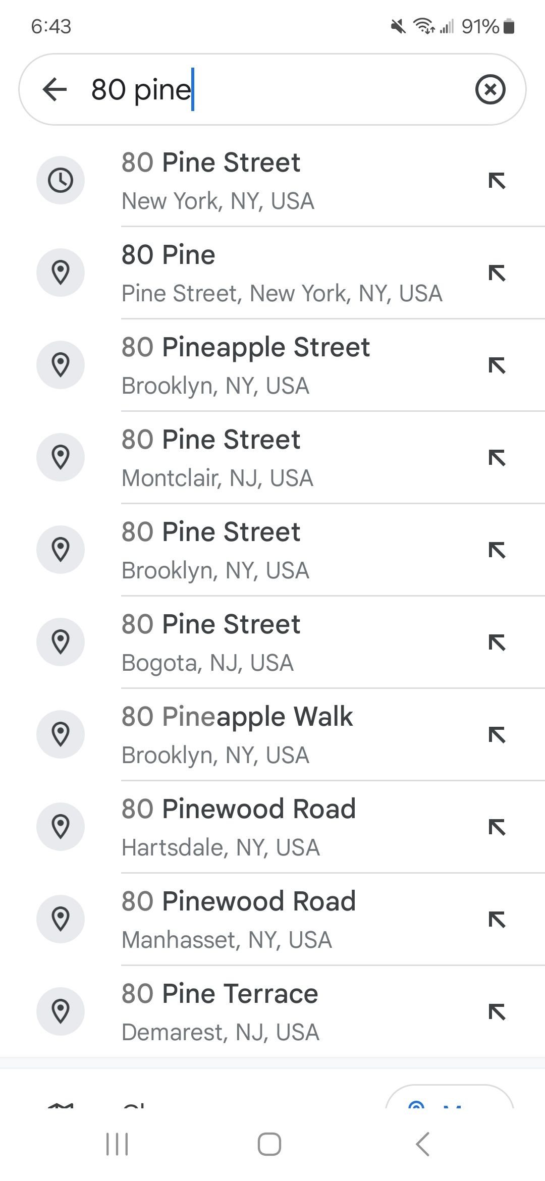 Procurando um local no aplicativo Google Maps em um smartphone