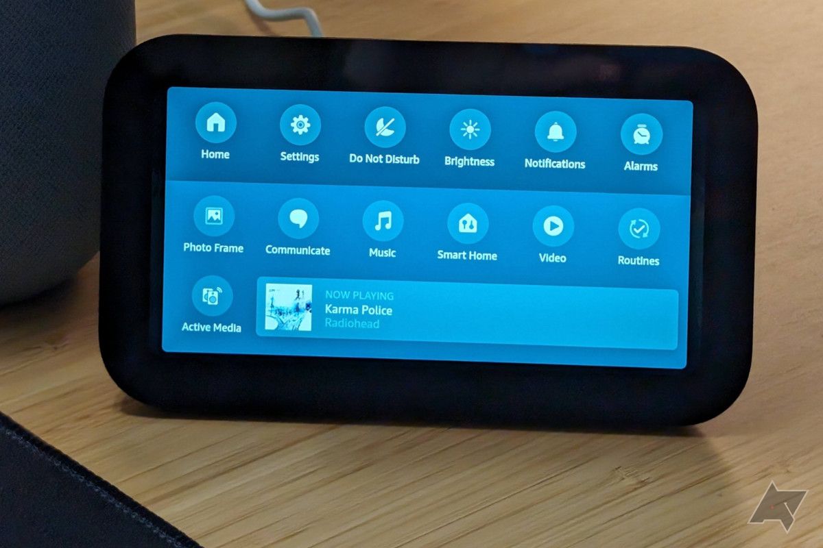 O Echo Show 5 (3ª geração) exibindo um menu suspenso para navegar pelos recursos do dispositivo.