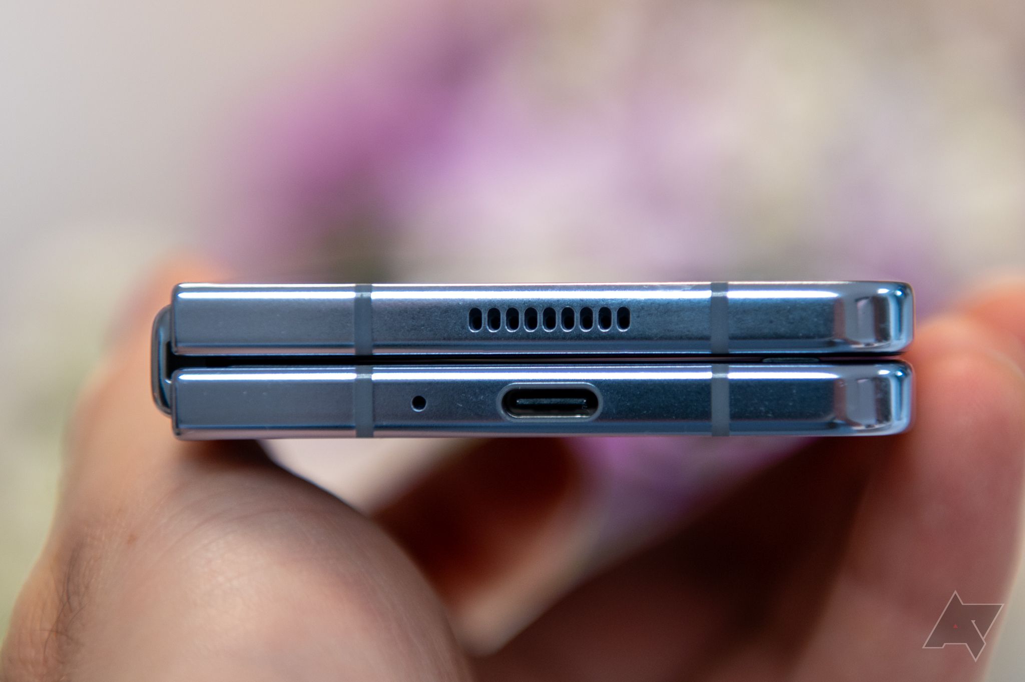 Parte inferior do Samsung Galaxy Z Fold 5, mostrando os recortes do alto-falante, microfone e porta de carregamento USB-C