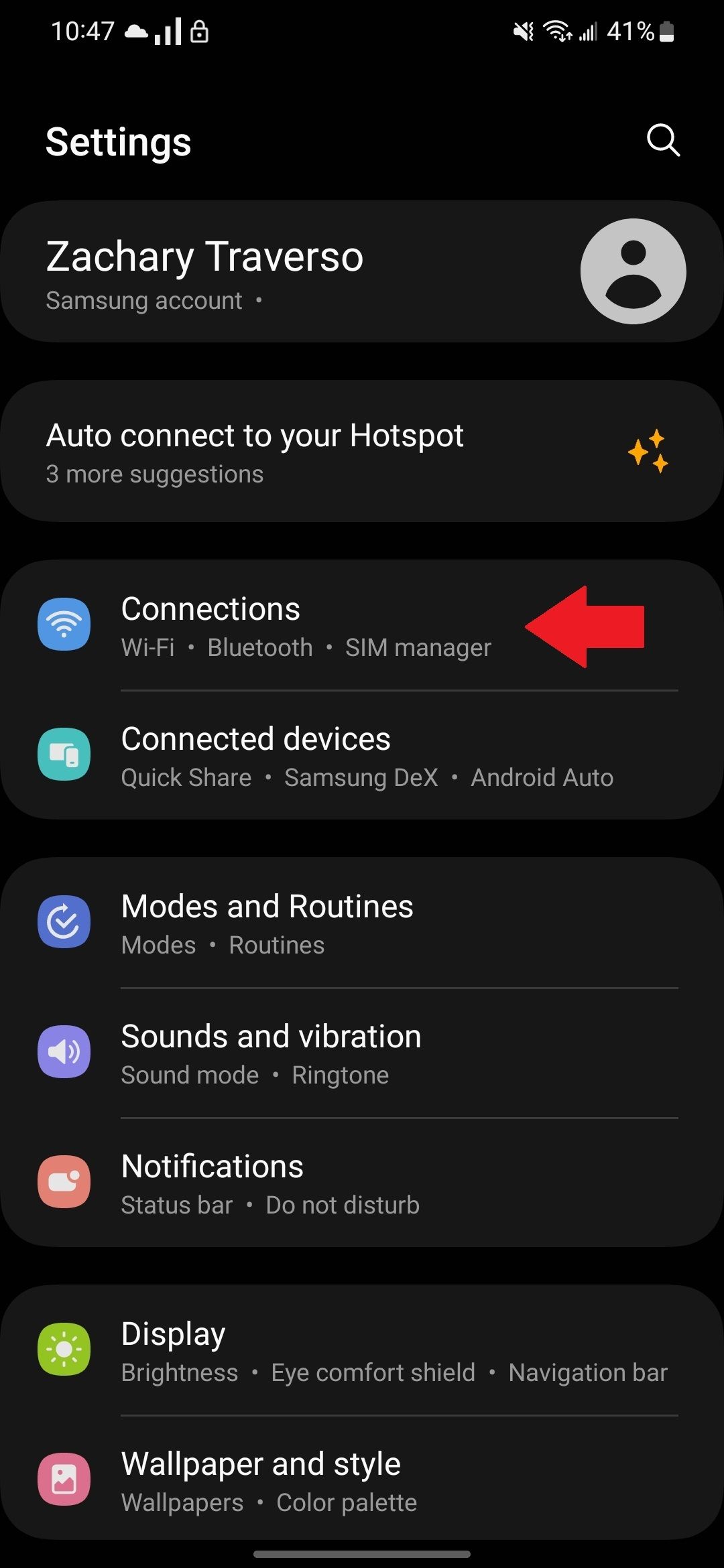 O aplicativo Samsung Settings com uma seta vermelha apontando para a seção Conexões