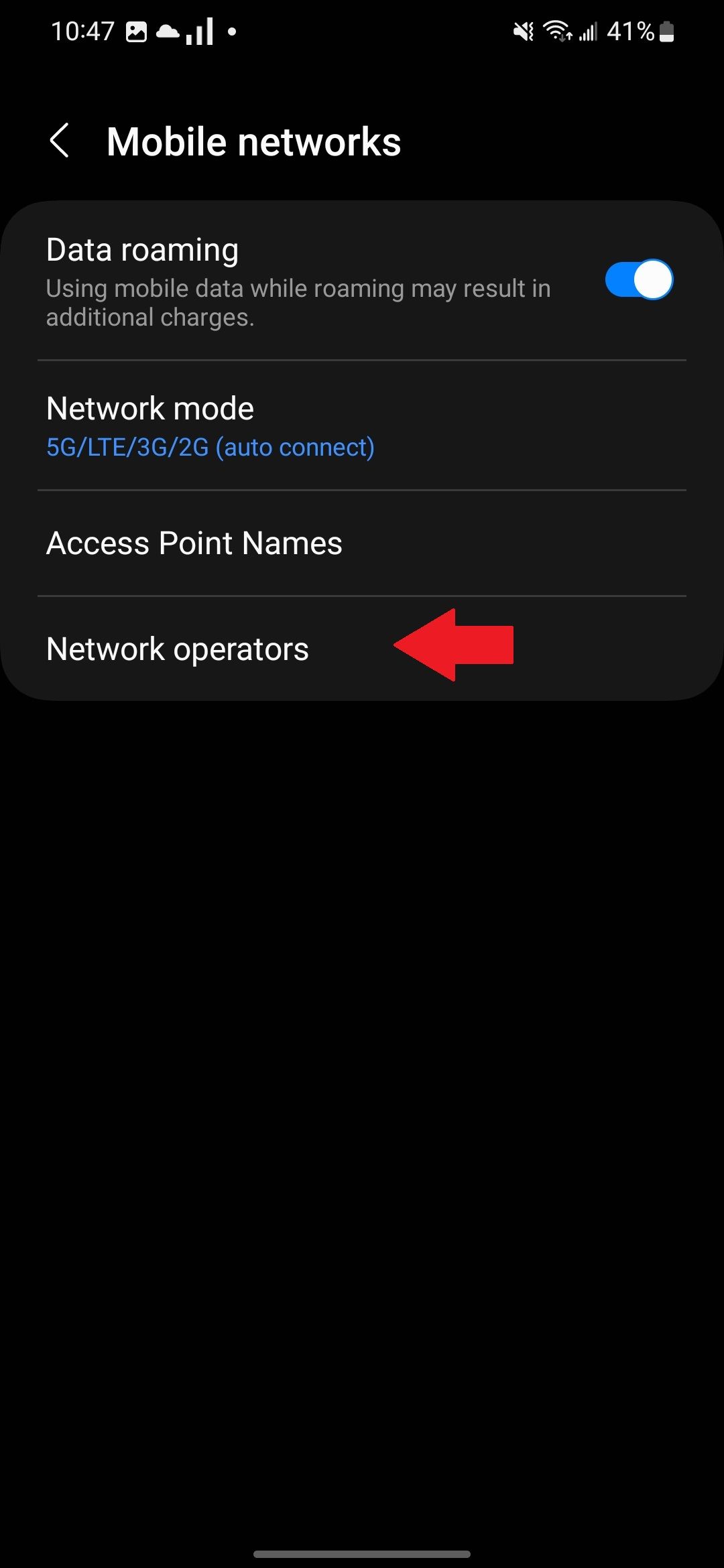 Configurações de redes móveis em um telefone Samsung com uma seta vermelha apontando para a opção Operadoras de rede