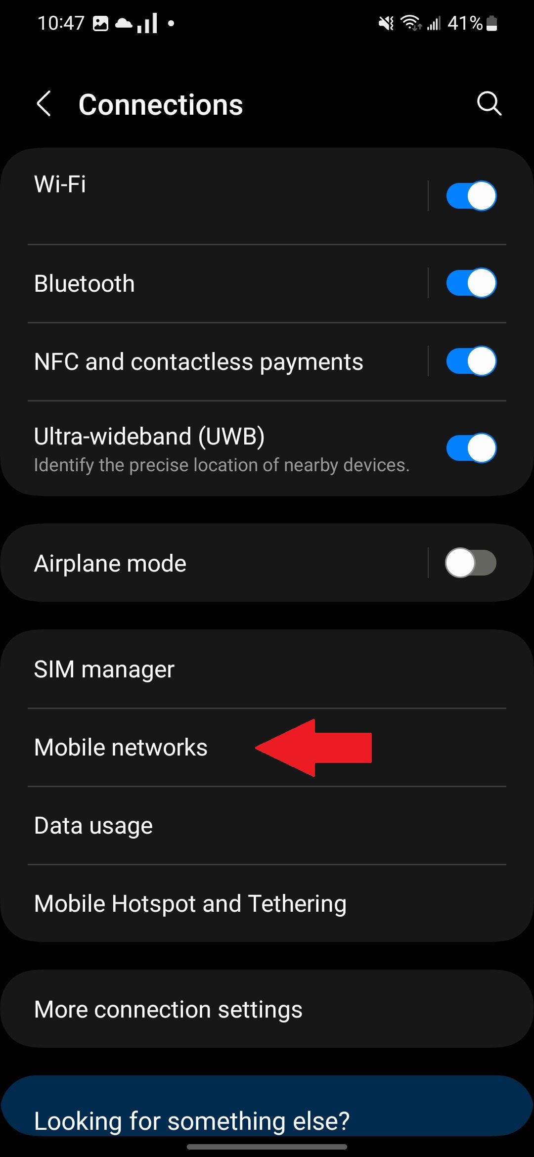A seção Conexões no aplicativo Samsung Settings com uma seta vermelha apontando para a opção Redes móveis