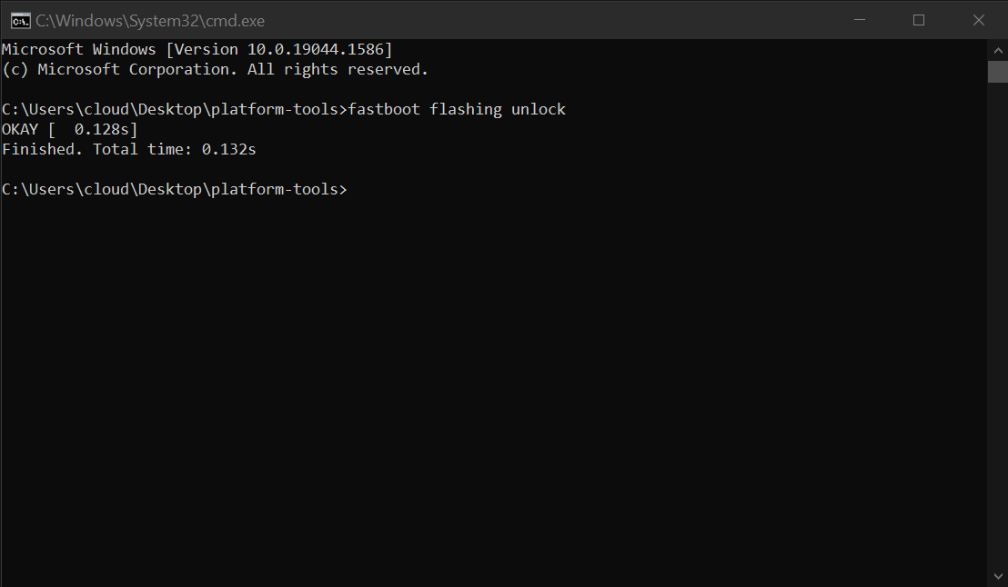 Executando o "desbloqueio flash do fastboot" comando em um prompt de comando do Windows.
