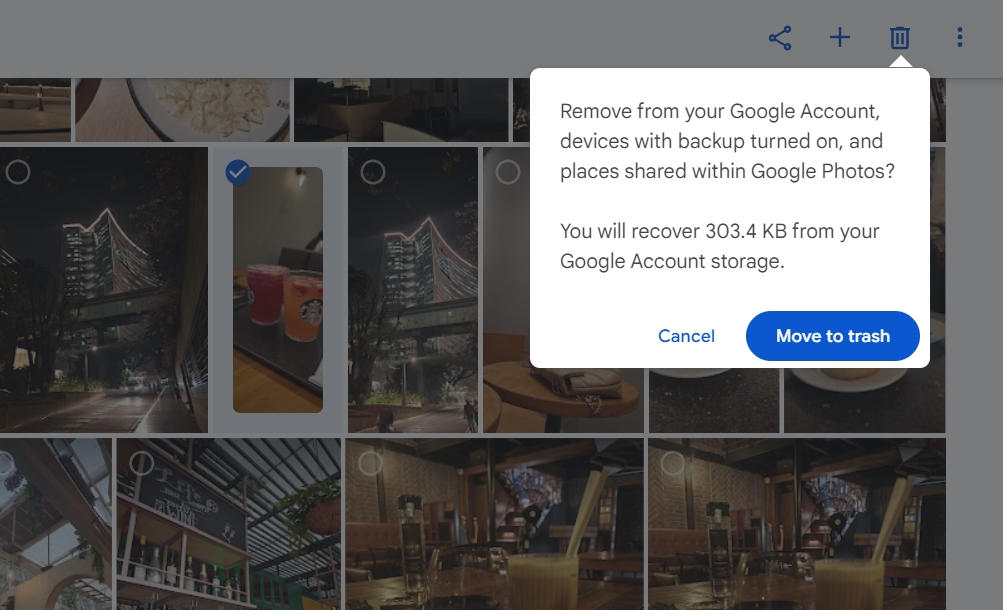 Captura de tela mostrando a opção de mover uma mídia do Google Fotos para a lixeira