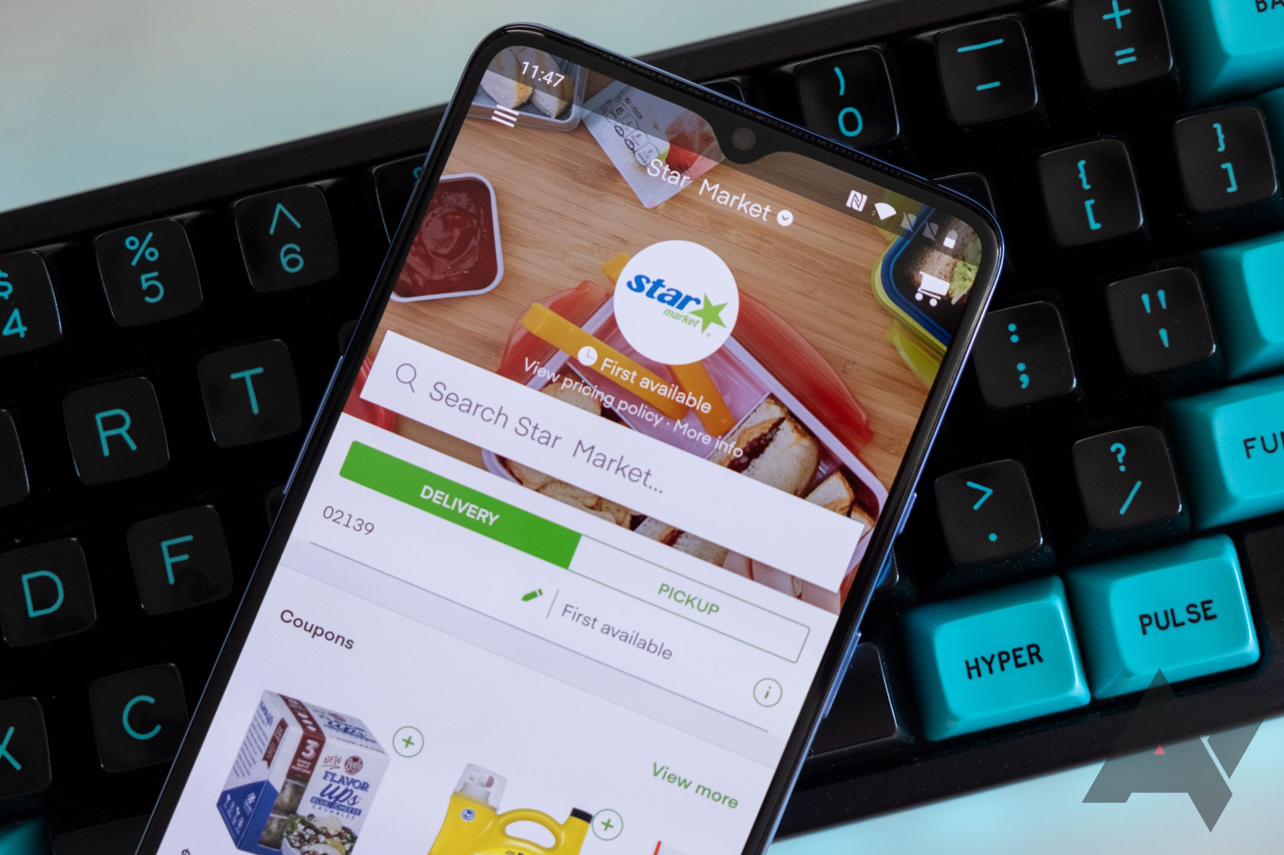 O aplicativo Instacart exibido na tela do telefone com um teclado em segundo plano