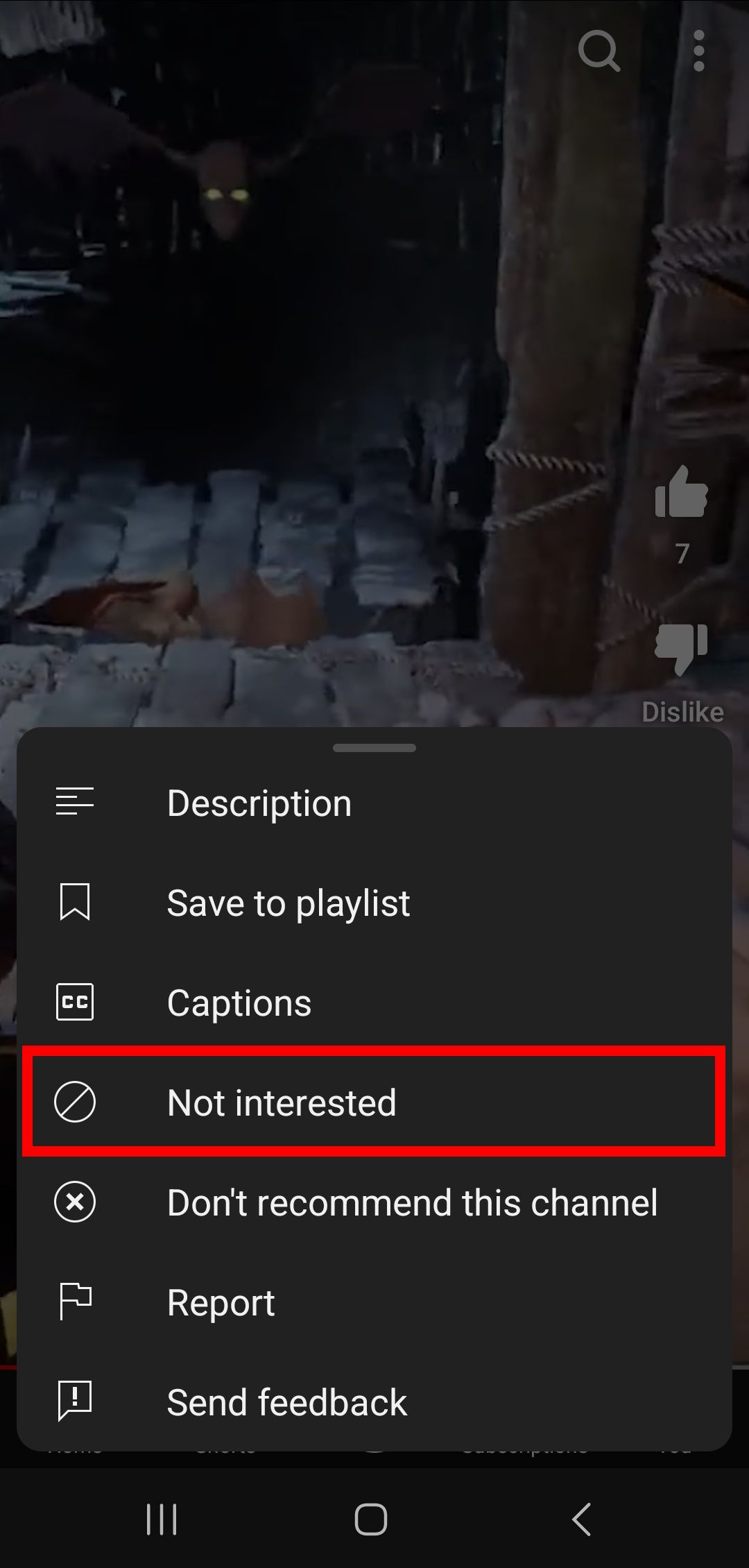 contorno de retângulo vermelho sobre a opção não interessada em um vídeo no aplicativo do YouTube