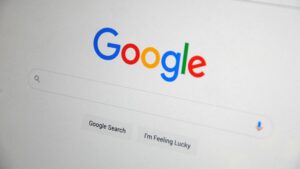 Como remover dados pessoais que aparecem nos resultados de pesquisa do Google