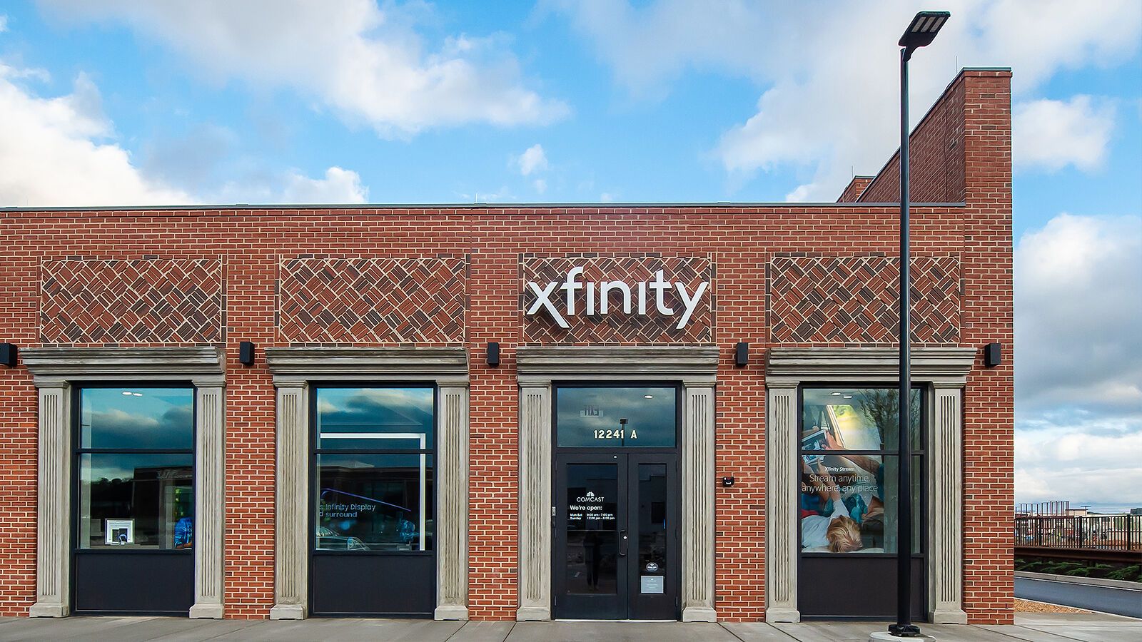 O exterior de uma loja de tijolos da Xfinity