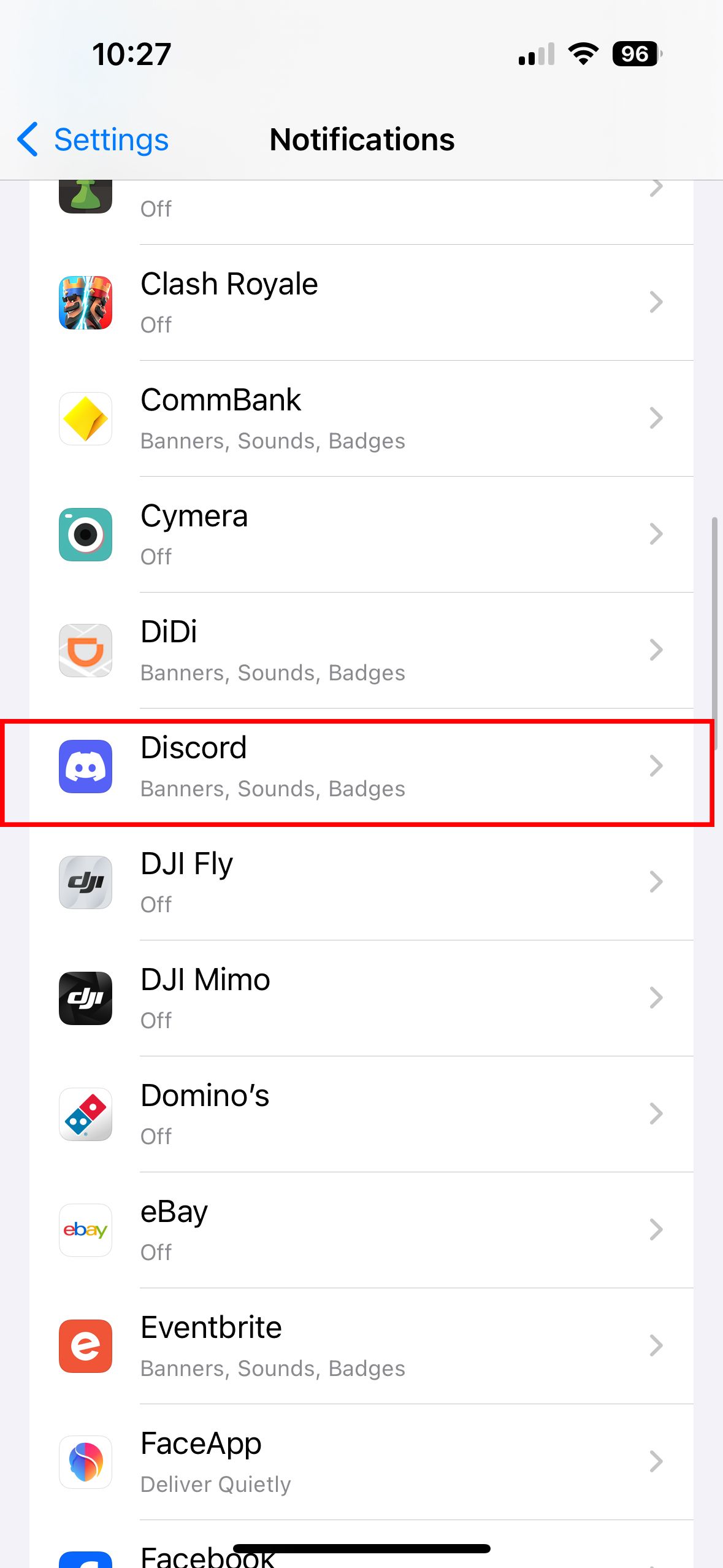 Lista de aplicativos do iPhone nas configurações de Notificações, com ‘Discord’ destacado, indicando suas opções de notificação.