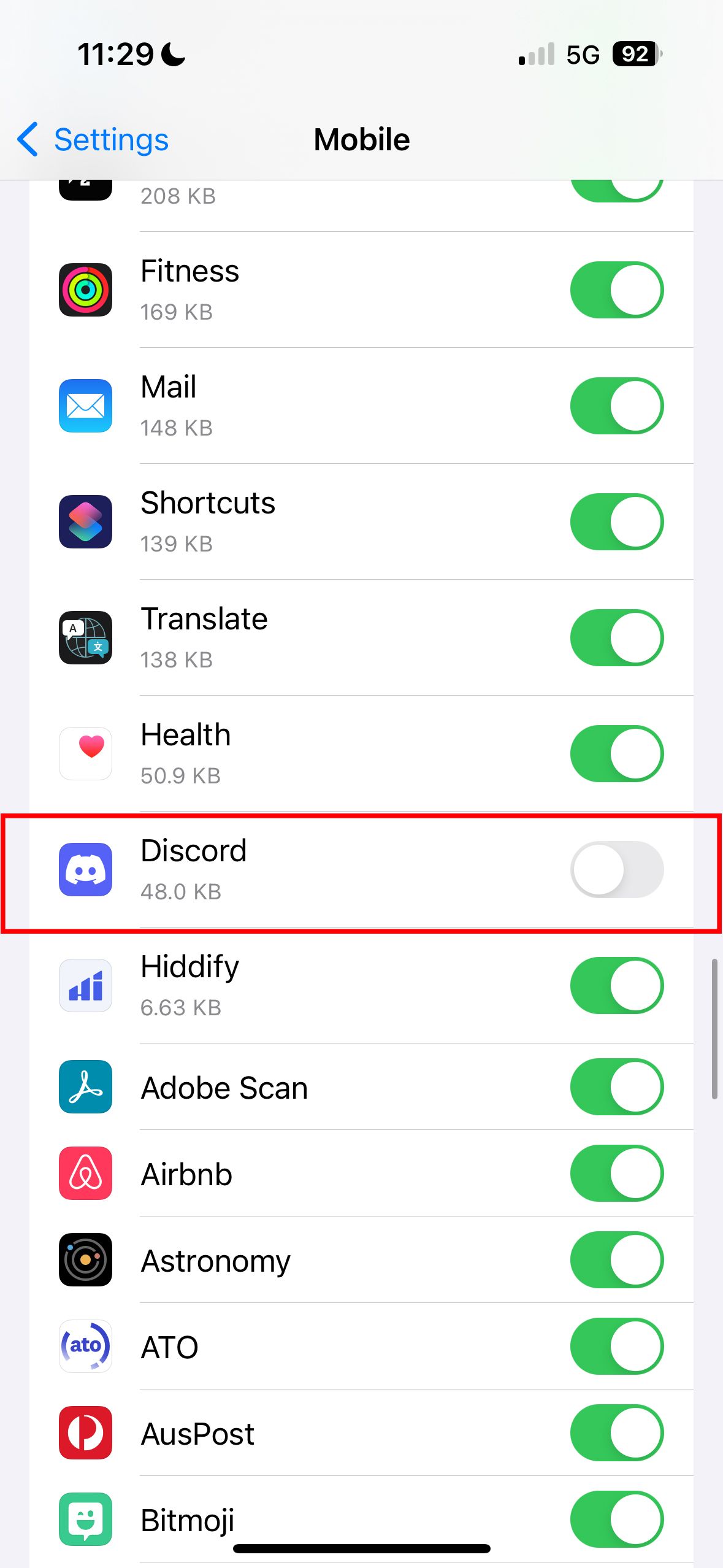 Uma tela de configurações do iPhone exibindo uma lista de aplicativos com uso de dados móveis;  A alternância de dados móveis do Discord está desativada.