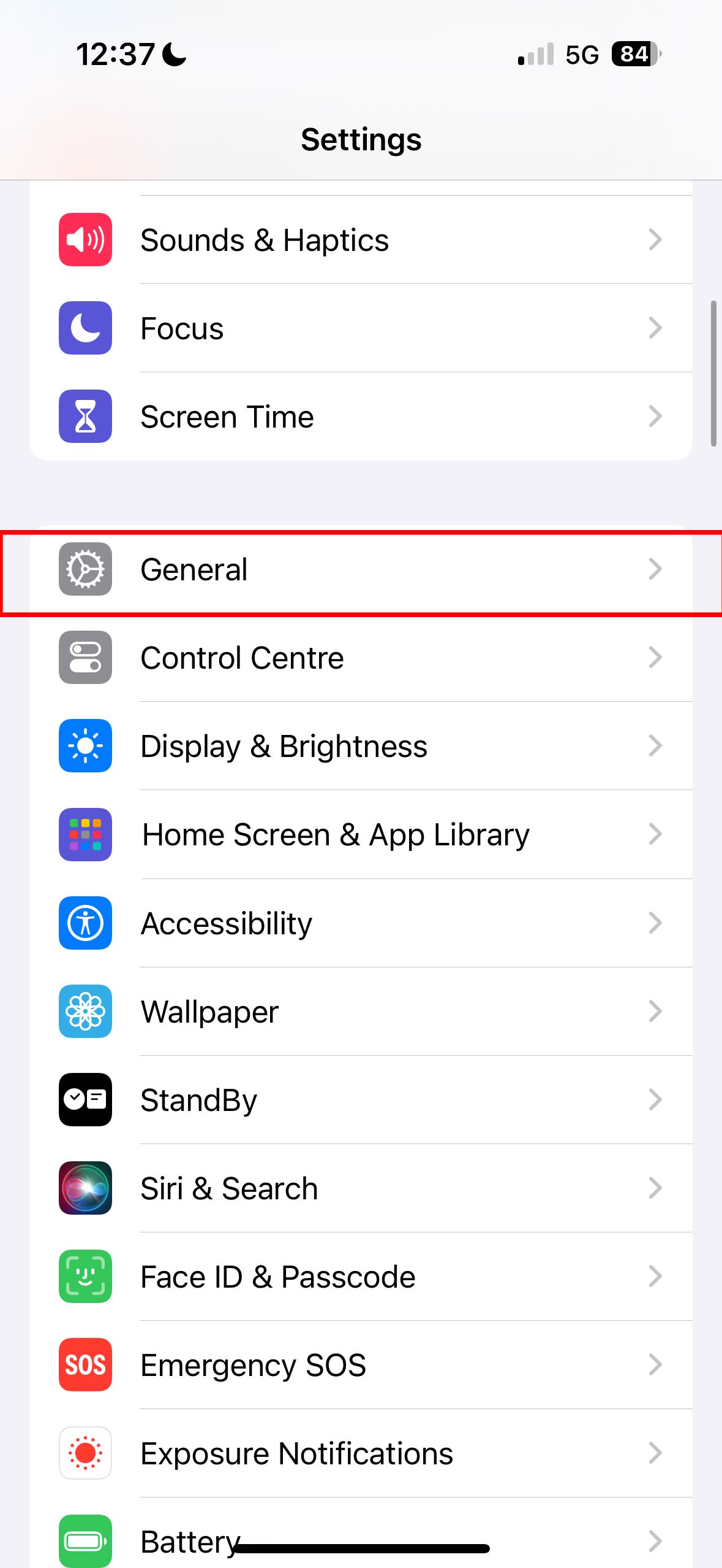 Captura de tela do menu Configurações em um iPhone, mostrando opções como Sons e tátil, Foco e Tempo de tela.  'Geral' é destacado.