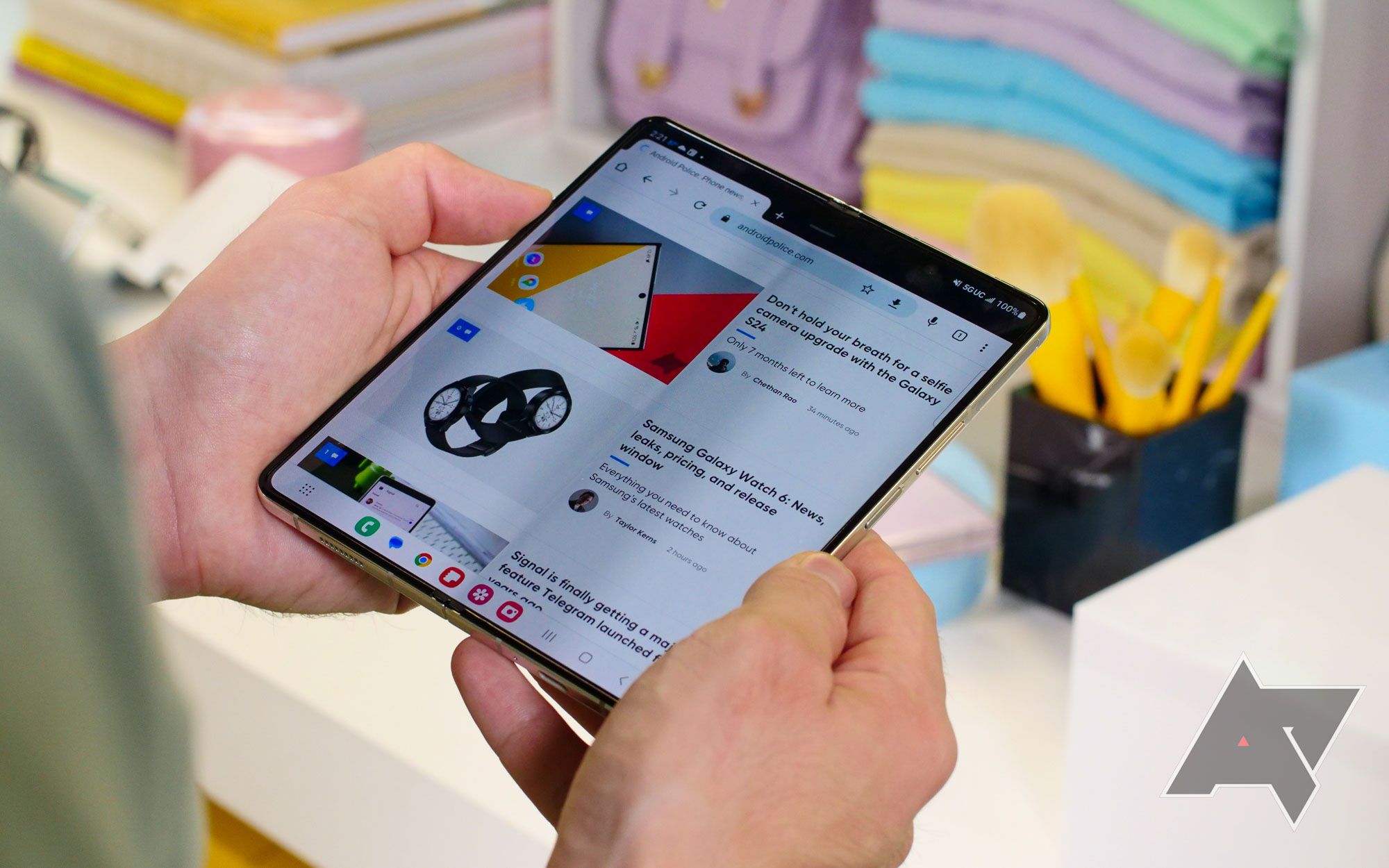 Samsung Galaxy Z Fold 5 nas mãos com o navegador aberto