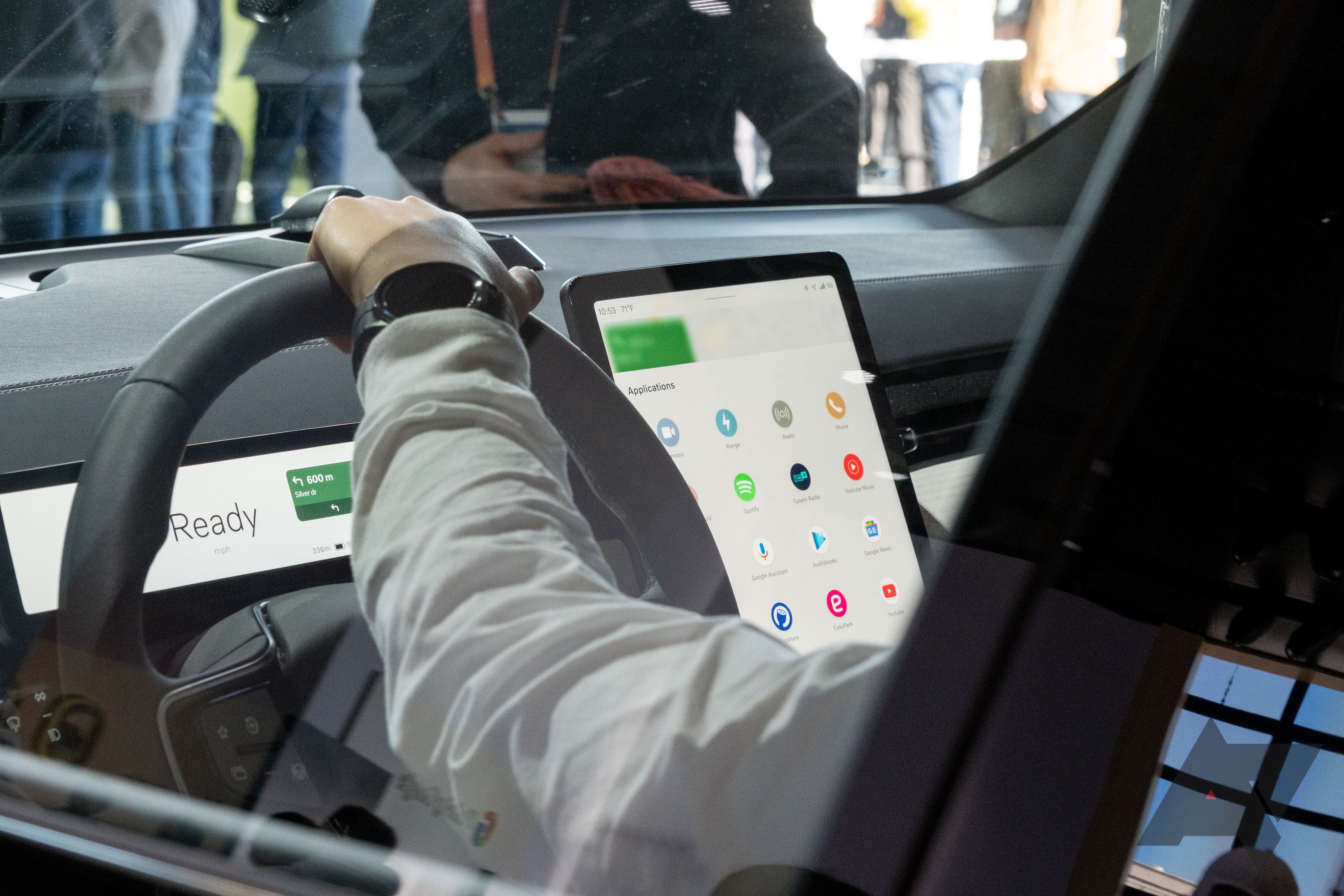 Alguém usando Android Auto em um carro na CES 2023