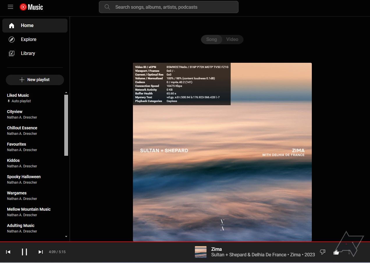Captura de tela de uma música tocando no YouTube Music mostrando os metadados da música, mas sem opção de editá-la.