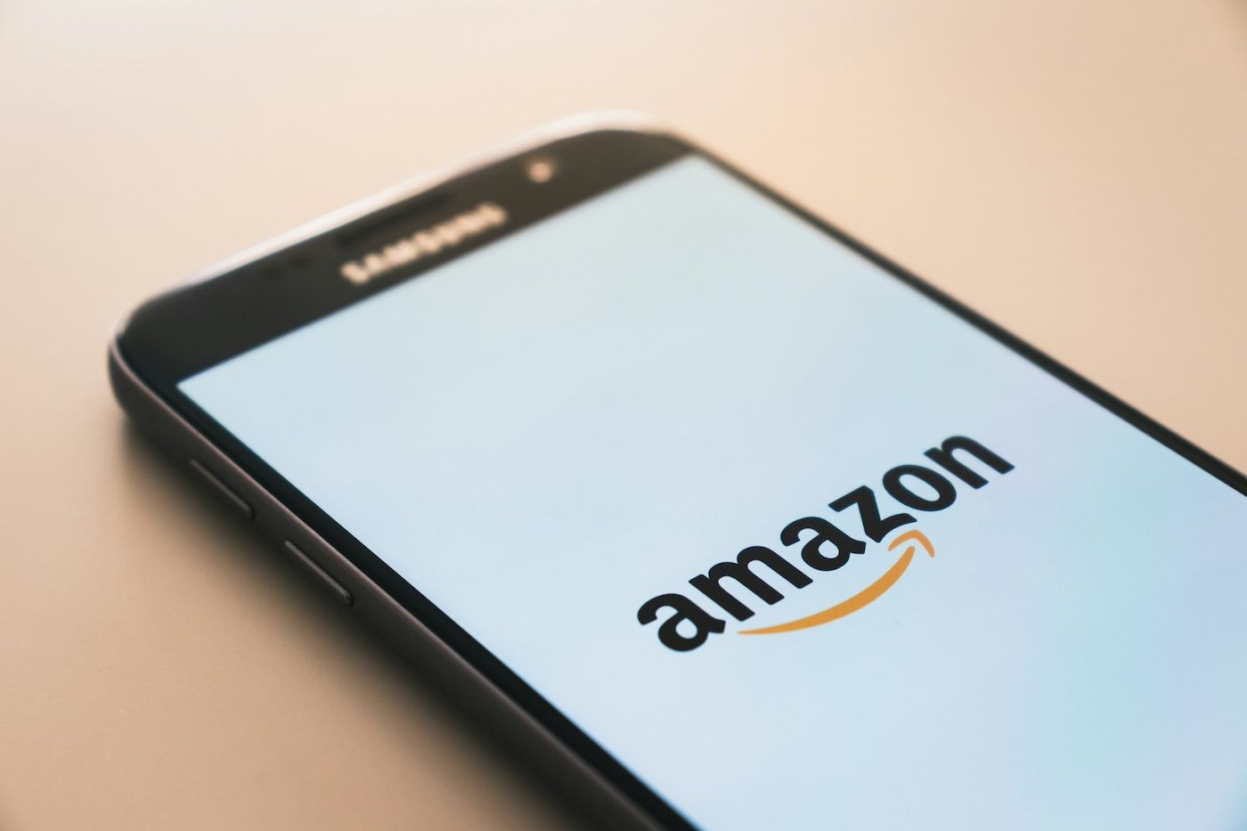 Logotipo da Amazon exibido na imagem principal da tela do telefone