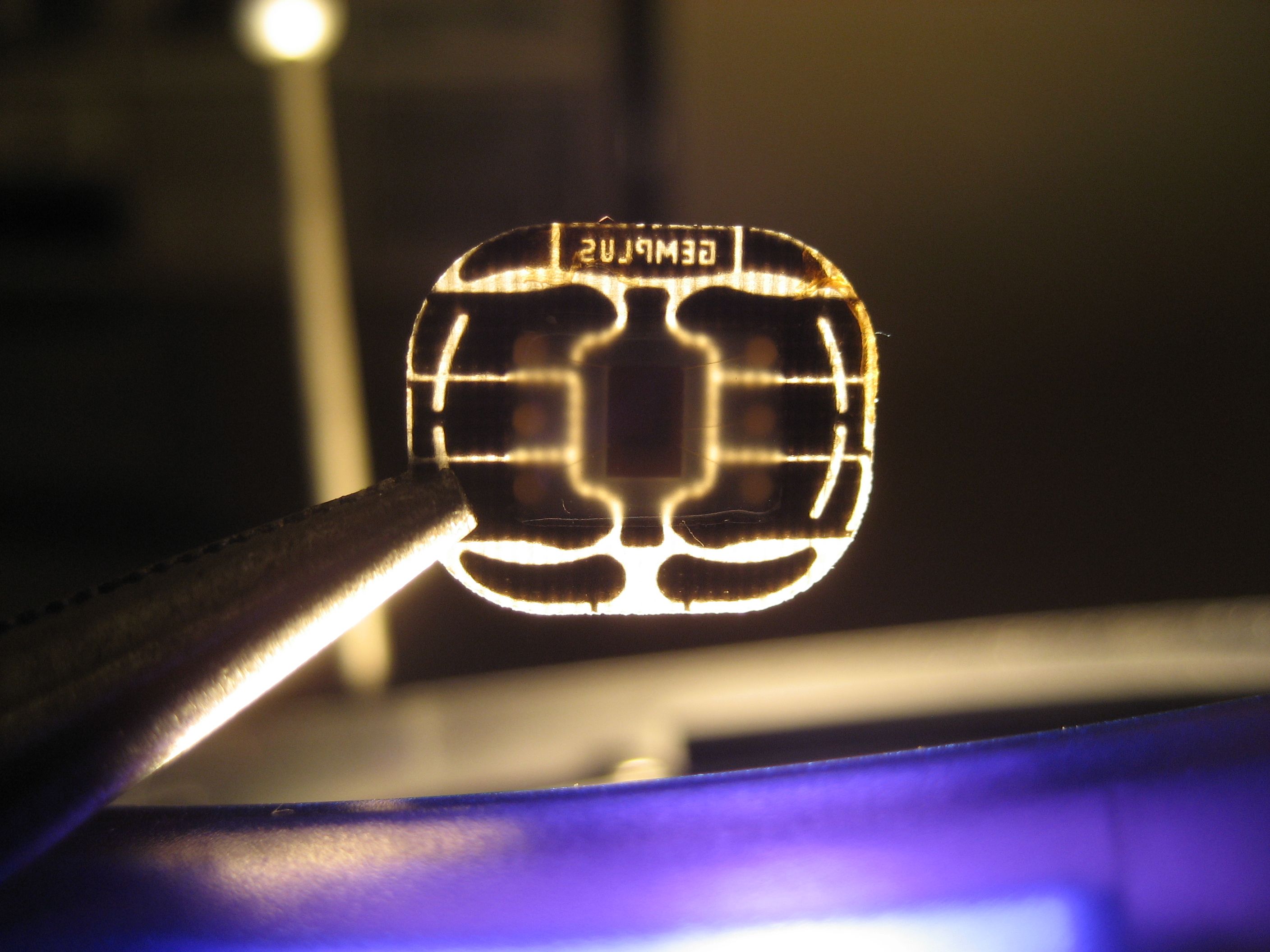 Cartão SIM com seis contatos vistos sob um microscópio