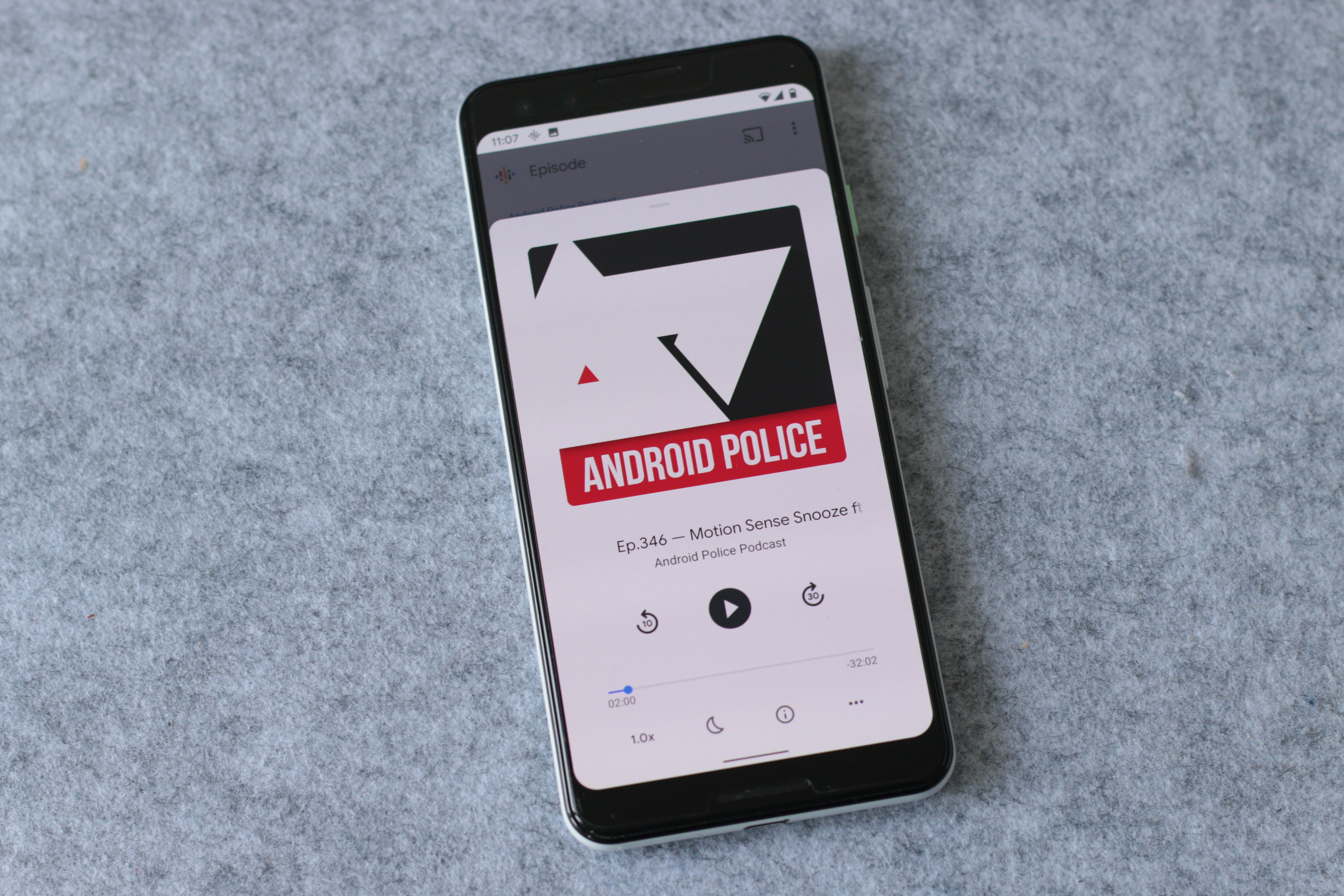 Google Podcasts na tela do telefone reproduzindo podcast do Android Police