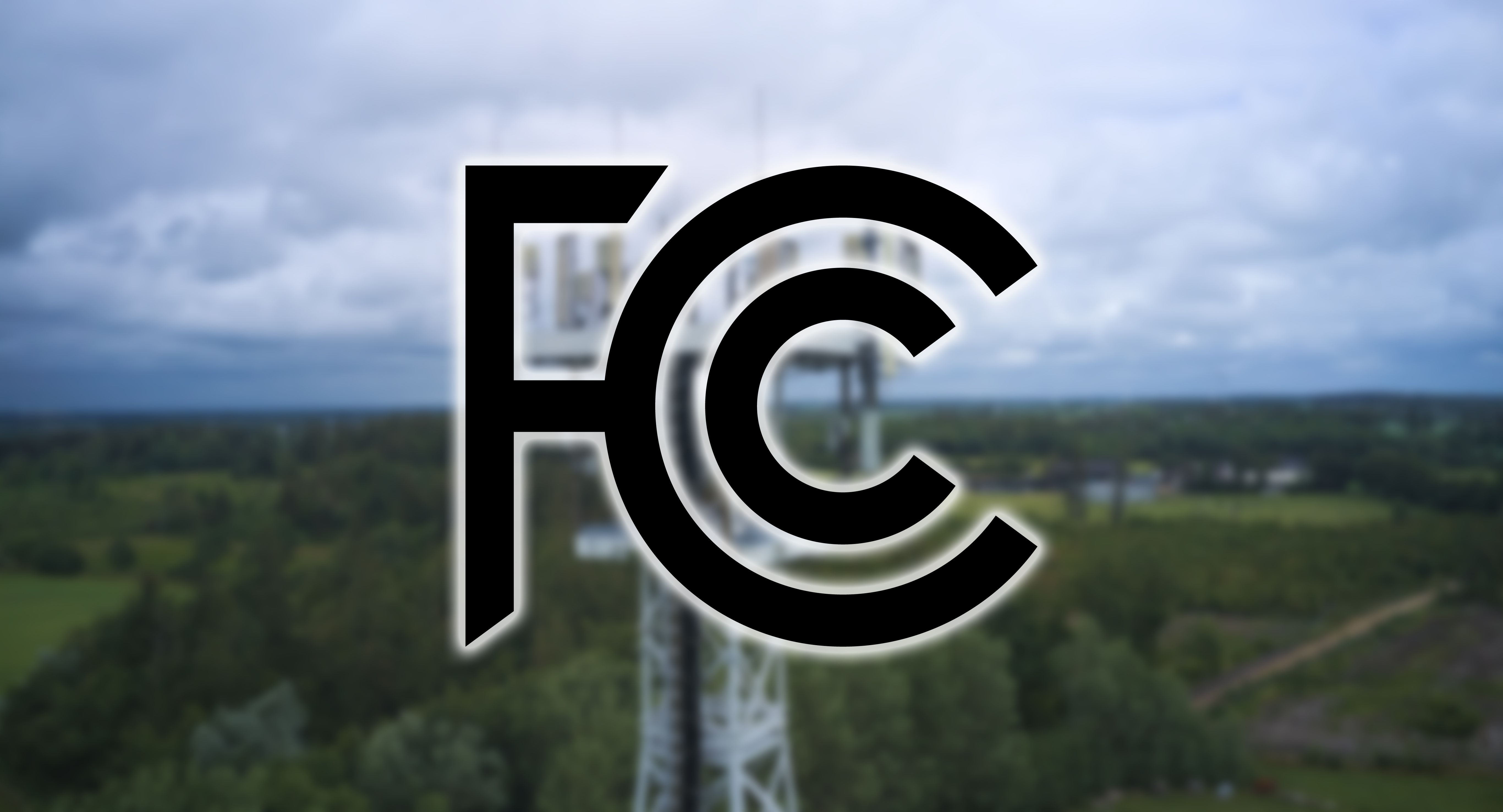 O logotipo da FCC com a imagem de uma torre de celular ao fundo