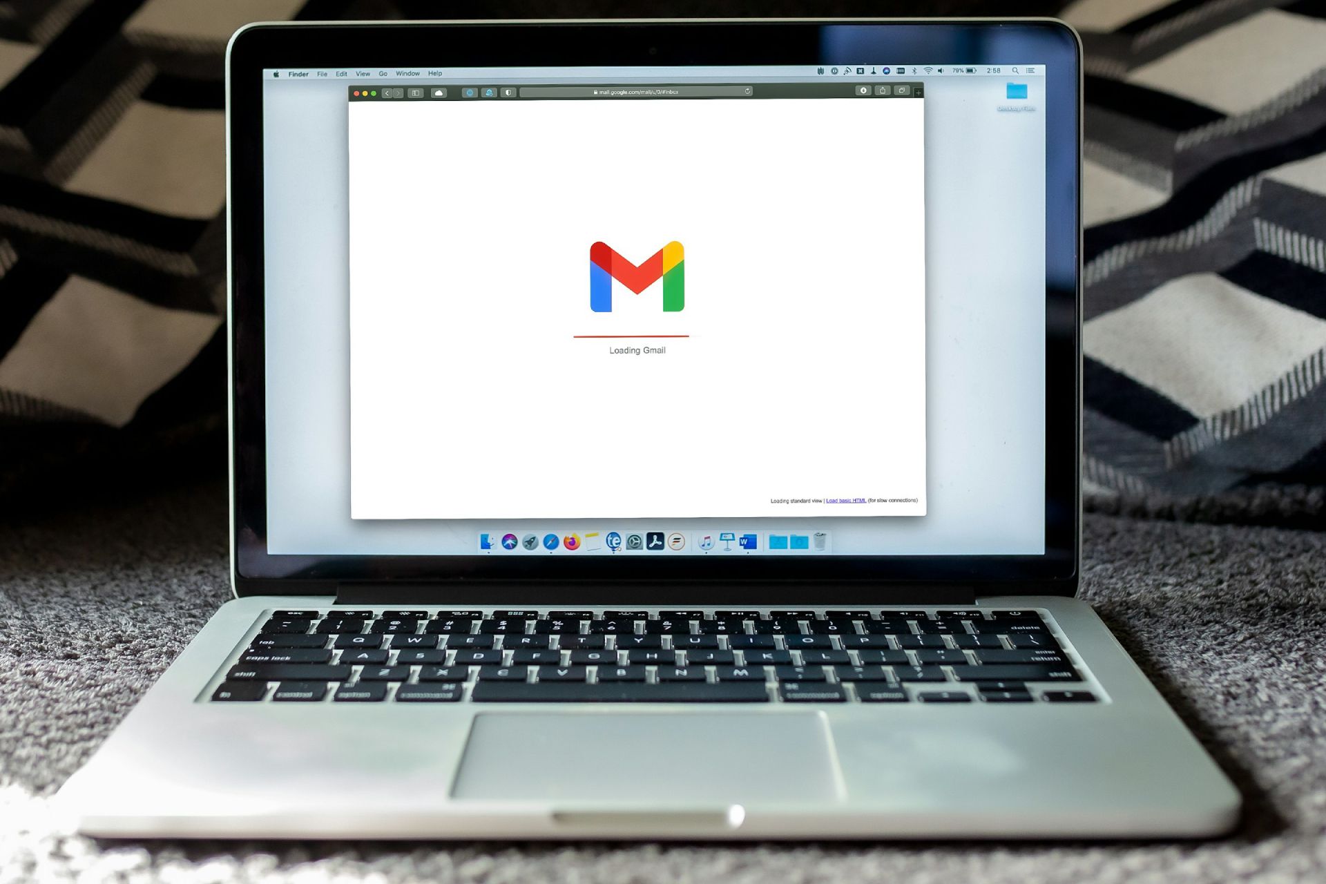 O aplicativo Gmail é iniciado em um laptop
