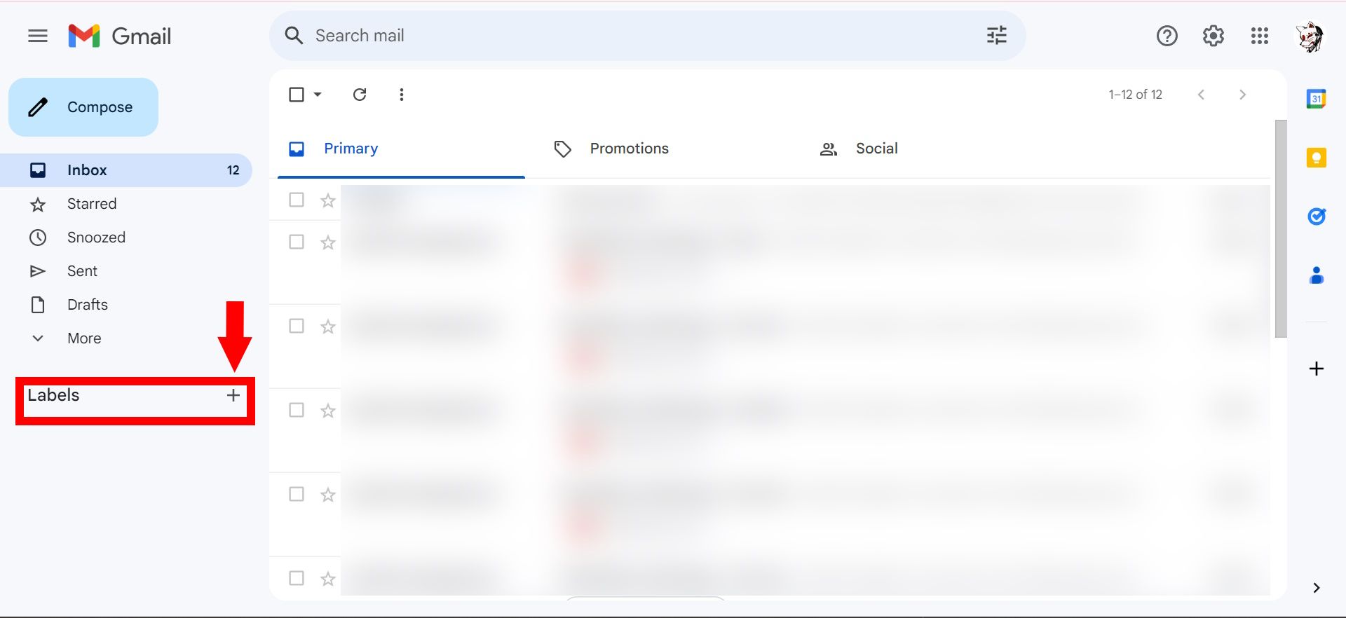 contorno de retângulo vermelho sobre rótulos e seta vermelha apontando para o sinal de mais na visualização da área de trabalho da página inicial do Gmail