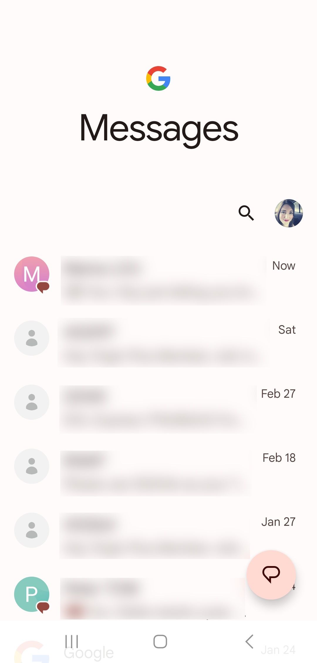 Lista de conversas do Google Message com efeitos desfocados